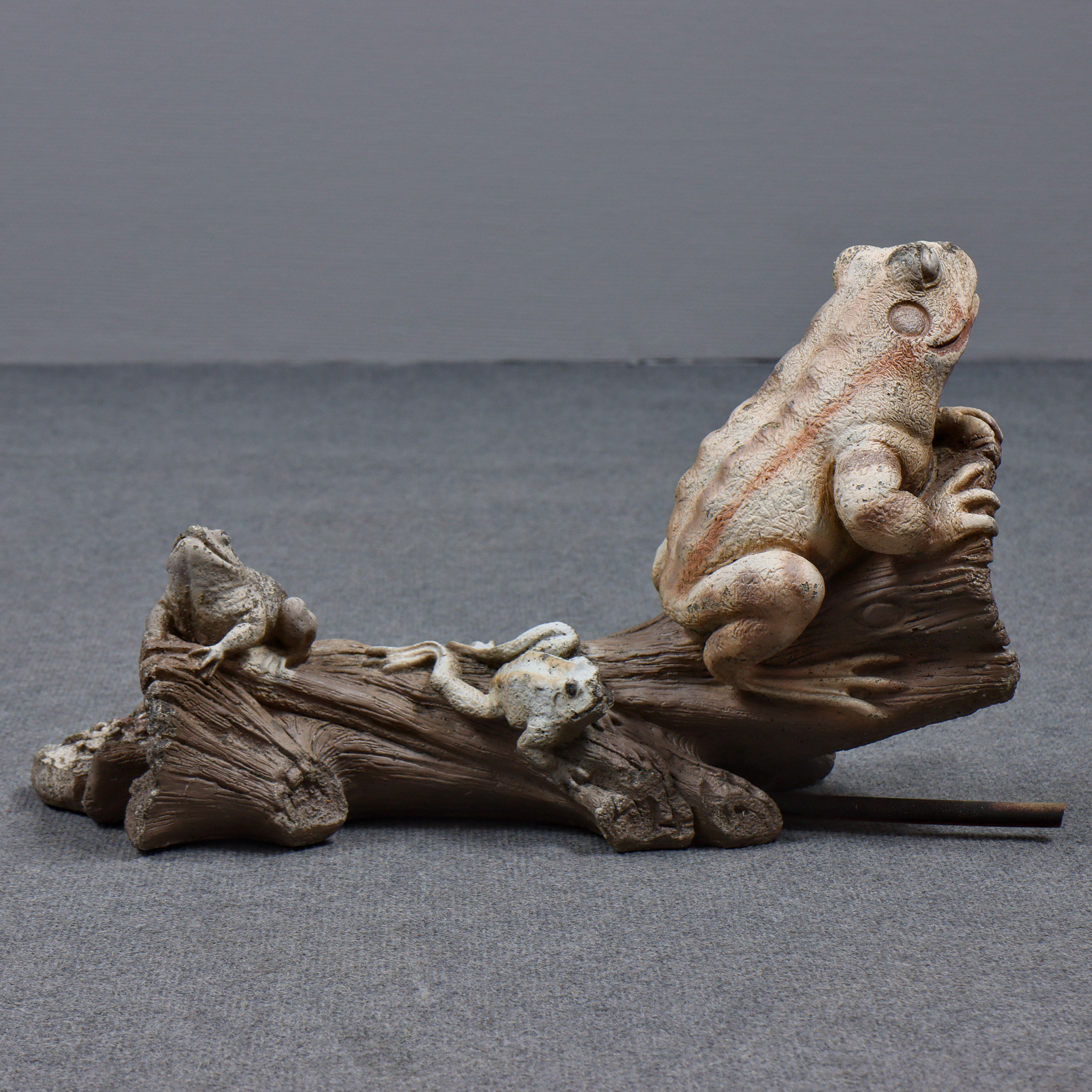 TRÄDGÅRDSFONTÄN "GRODA / GRODOR" GJUTEN STENMASSA.