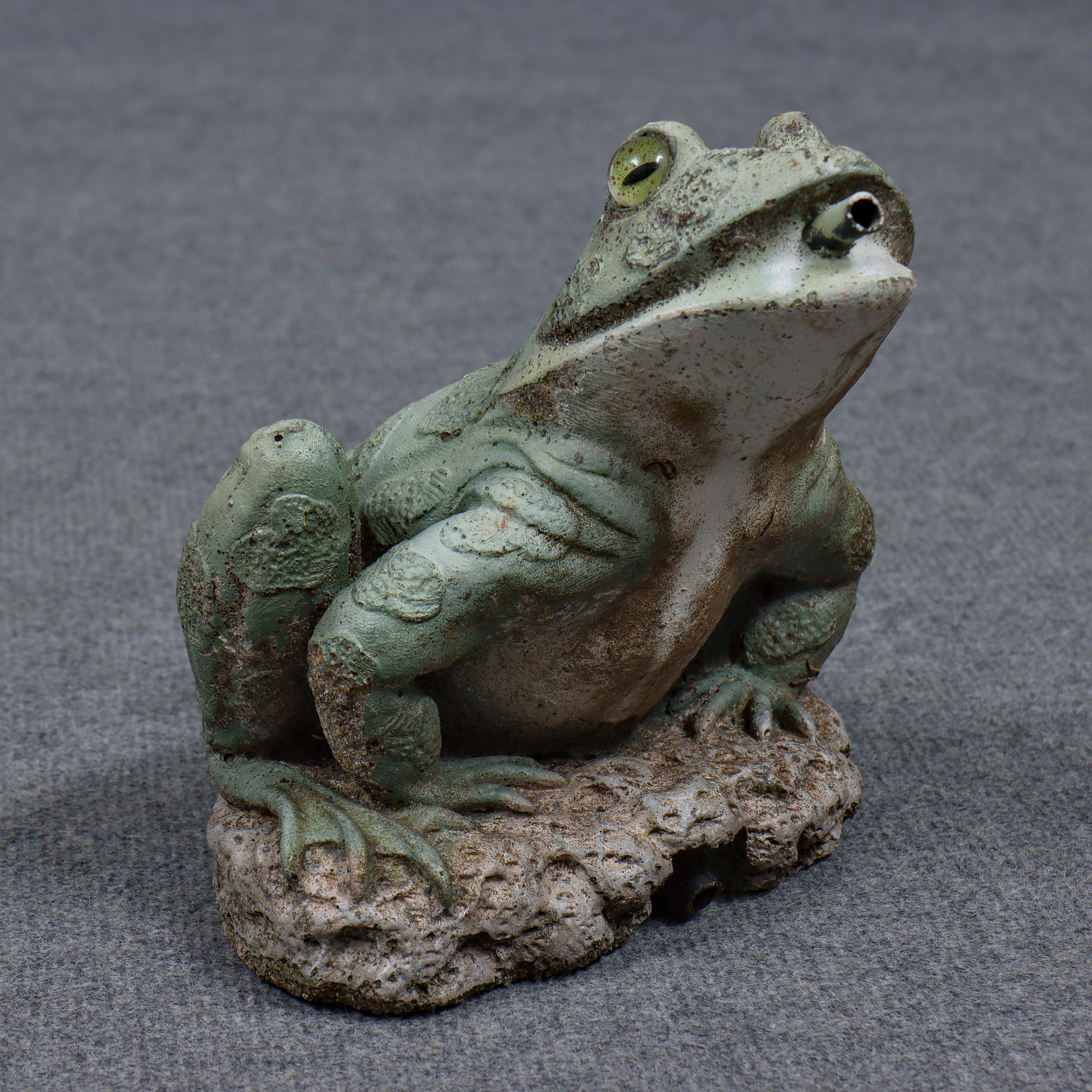 PARK- TRÄDGÅRDS FONTÄN "GRODA" GJUTEN STENMASSA.