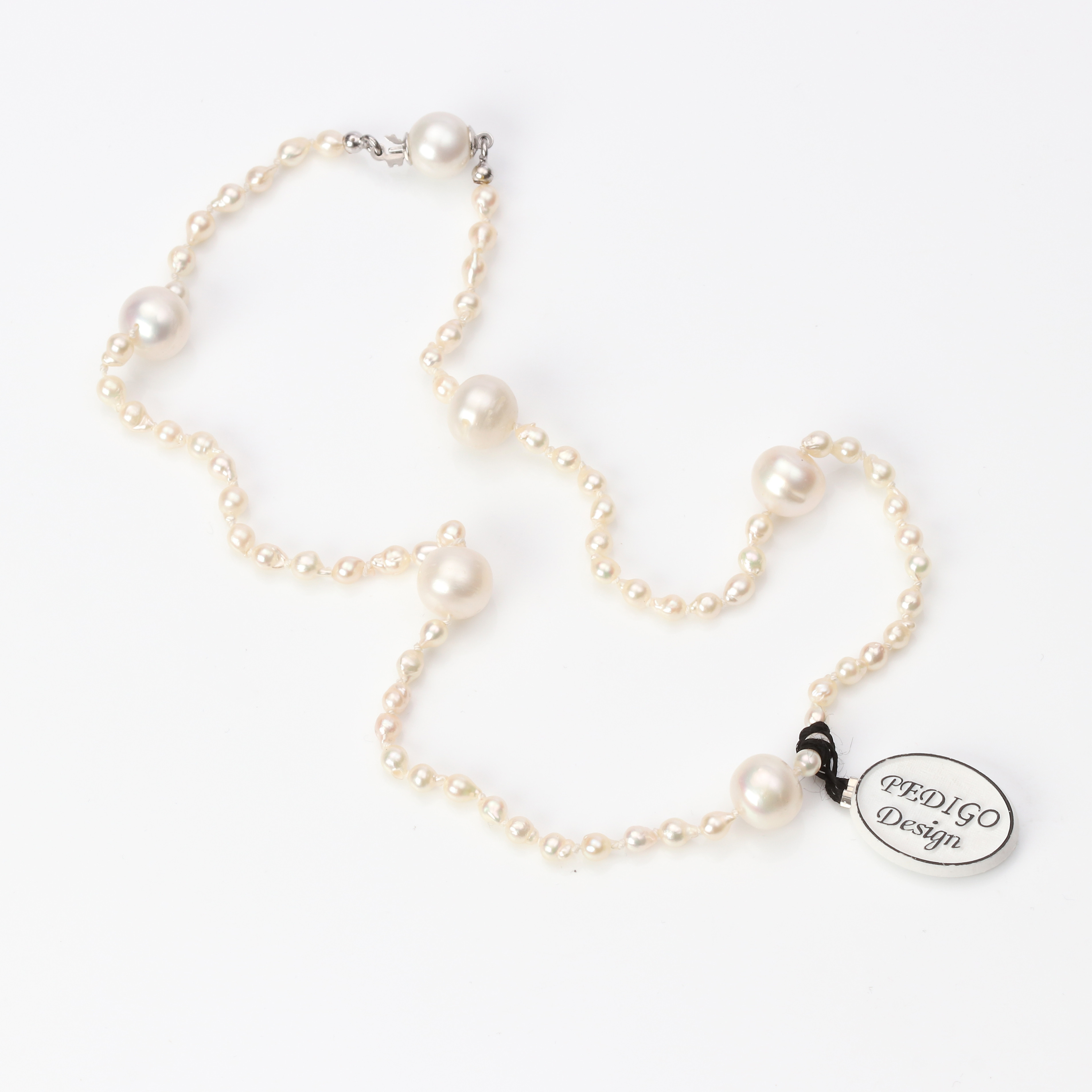 PÄRLCOLLIER. Odlade salt- och sötvattenpärlor, lås i sterlingsilver.