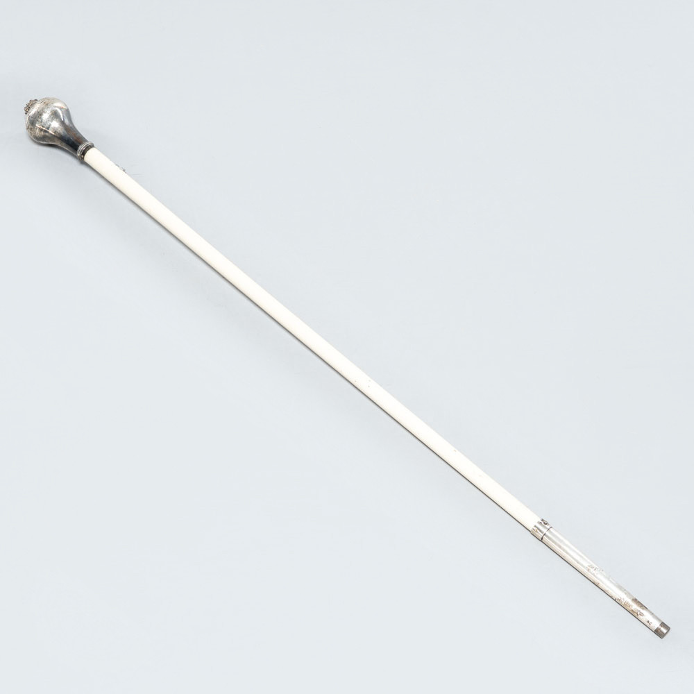 C.G HALLBERG. TAMBURMAJOR-STAV, Silverdetaljer, Daterad 1944.