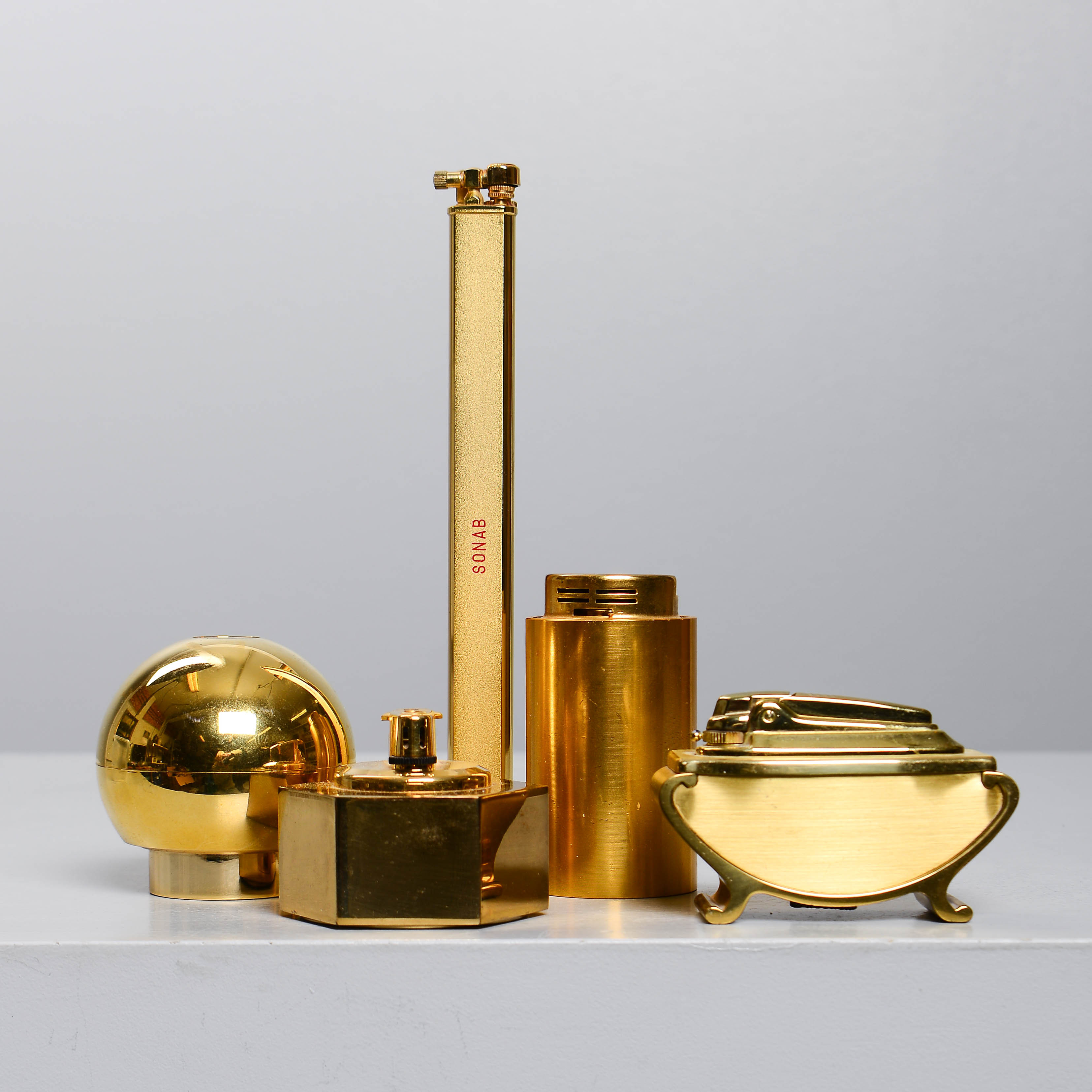 BORDSTÄNDARE, 5 st, mässing & gulmetall, 1900-talets senare del.