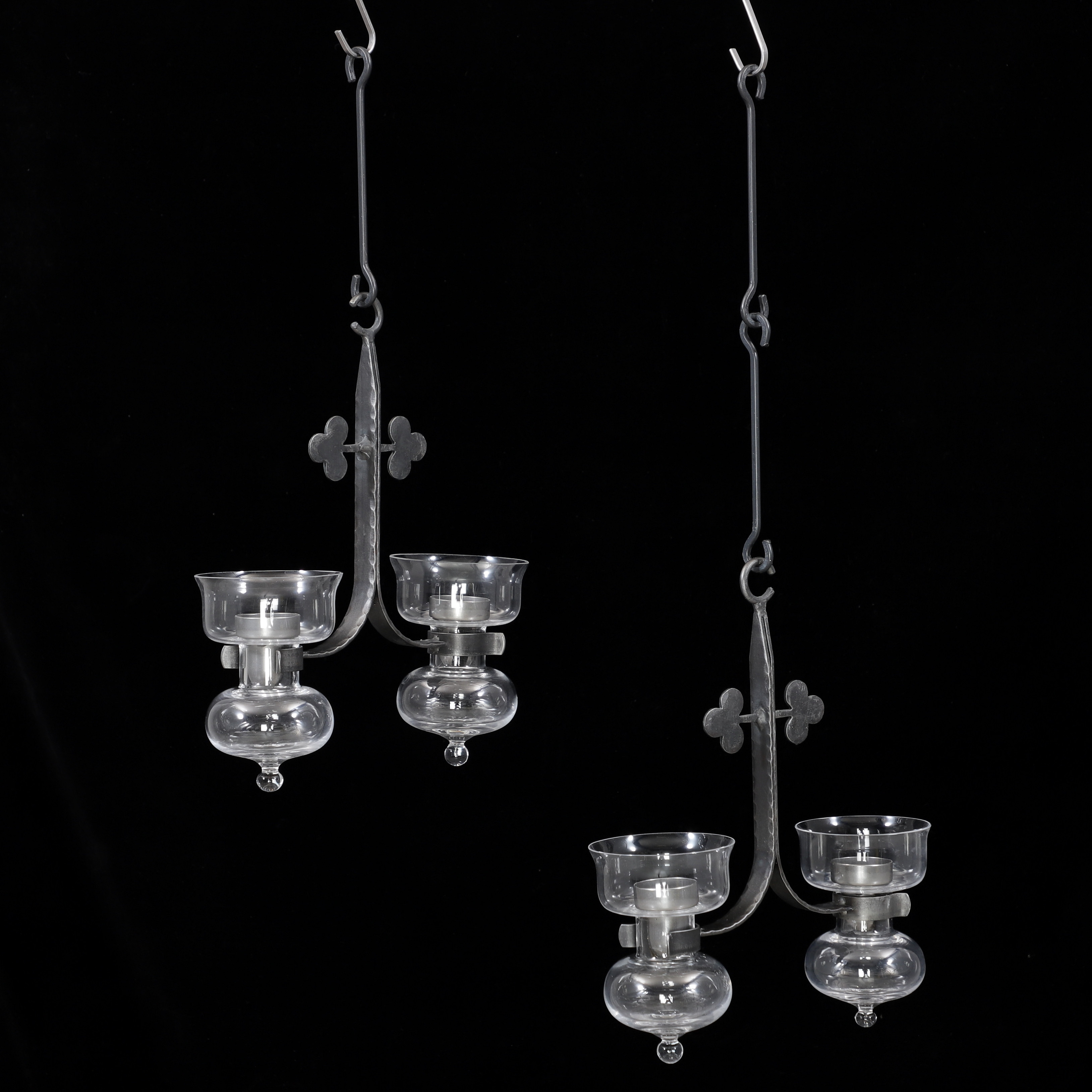 FÖNSTERLAMPETTER, 2 st, glas/smide, 1900-talets andra hälft.