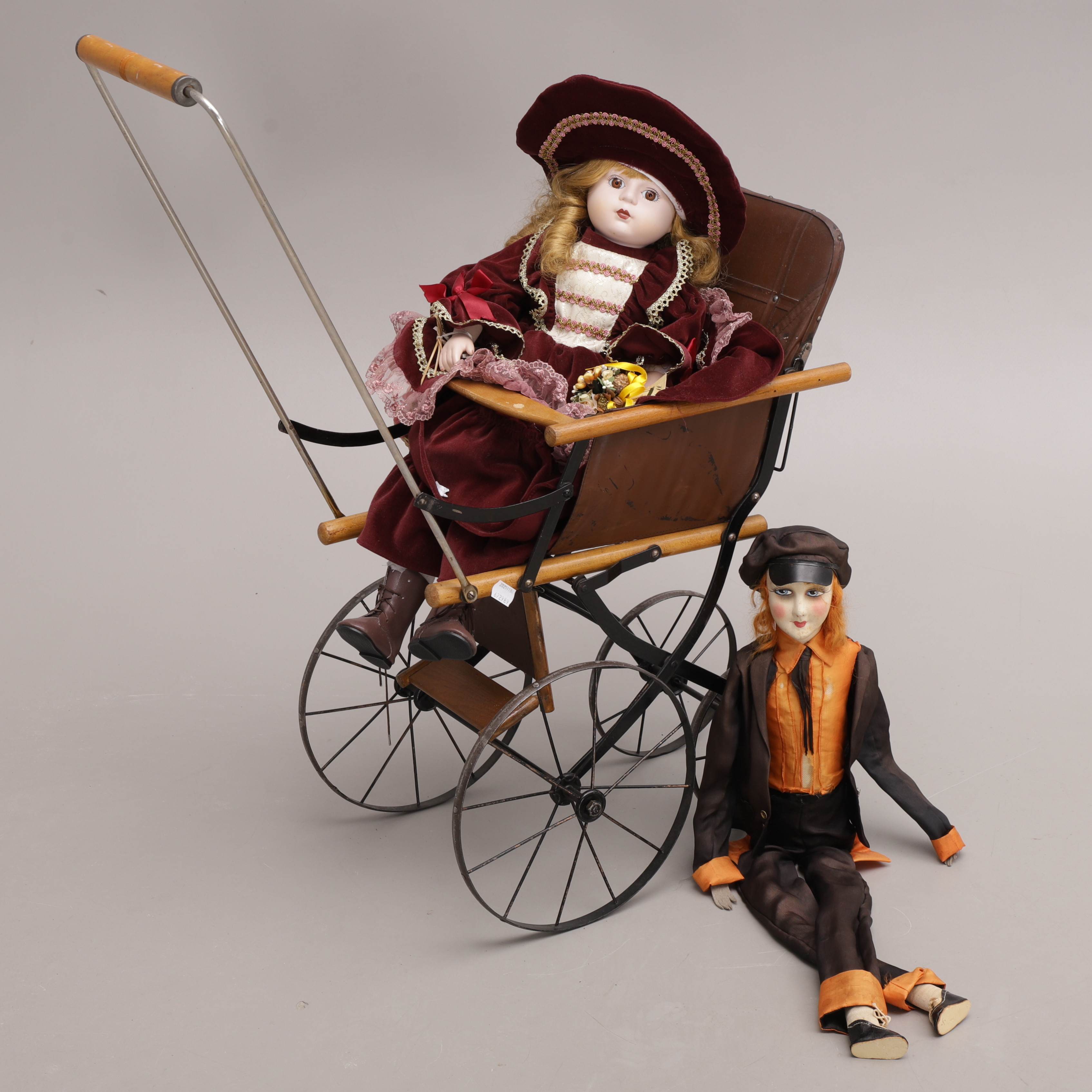 DOCKVAGN samt DOCKOR, 3 delar, 1900-tal.