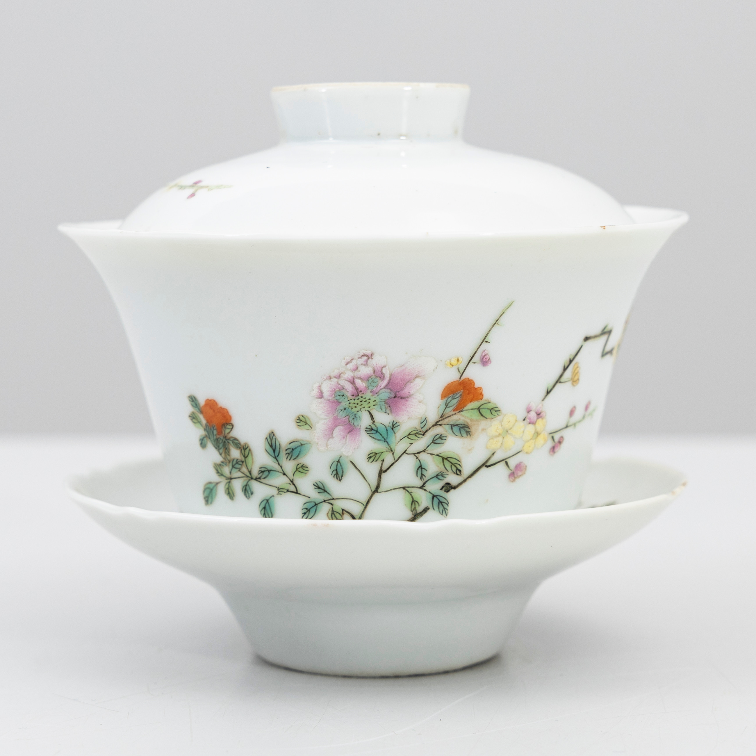 SKÅL MED LOCK på fat, porslin, bär märke av Jiangxi Porcelain Company, Kina, 1900-tal.