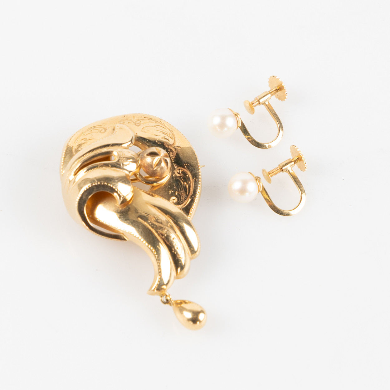 BROSCH OCH ÖRHÄNGEN, 18K guld, Guldvaruaktiebolaget G. Dahlgren & Co Ab, Malmö 1933.