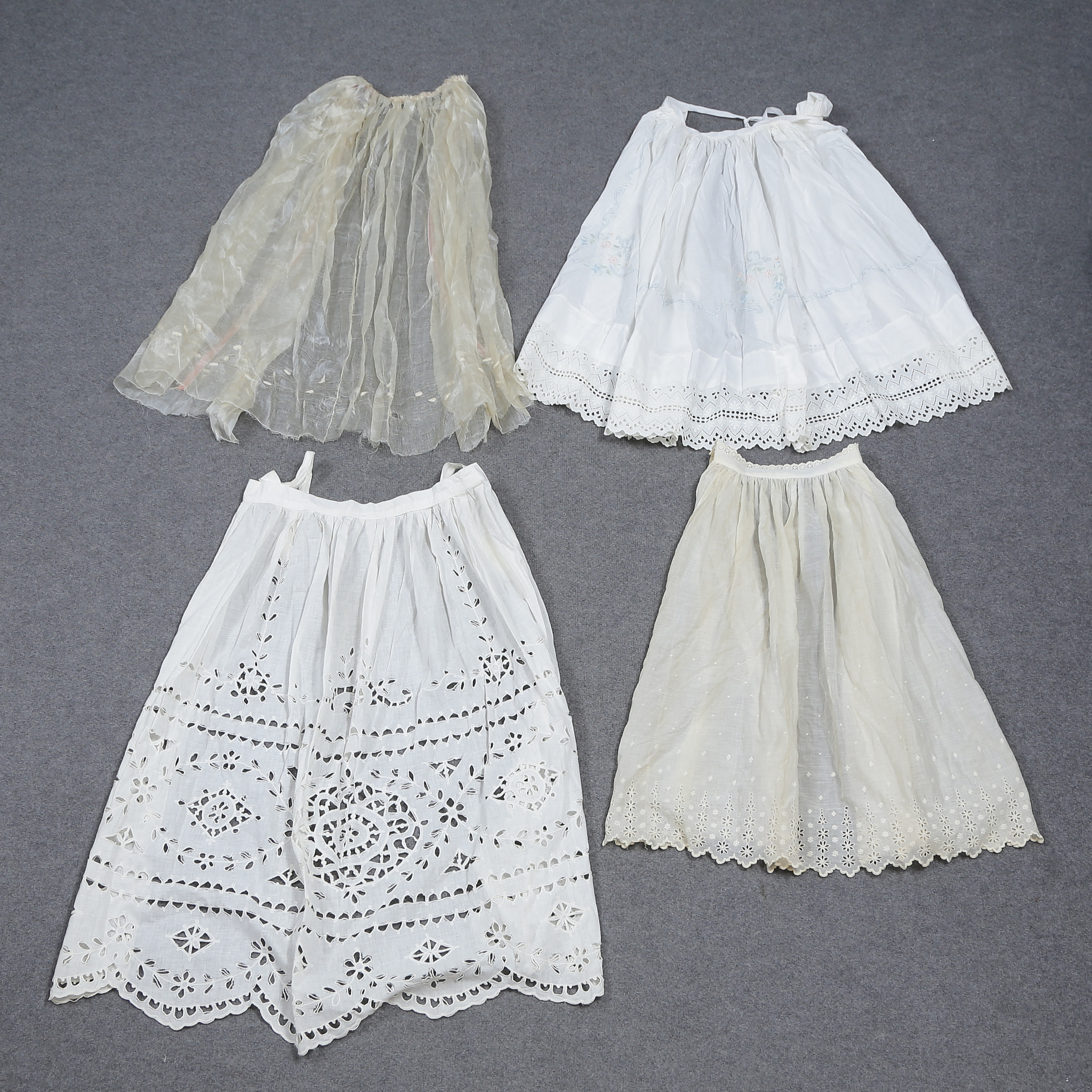 SAMLING VITA FÖRKLÄDEN TILL TRADITIONELL FOLKDRÄKT, POLEN, 1900-TAL.