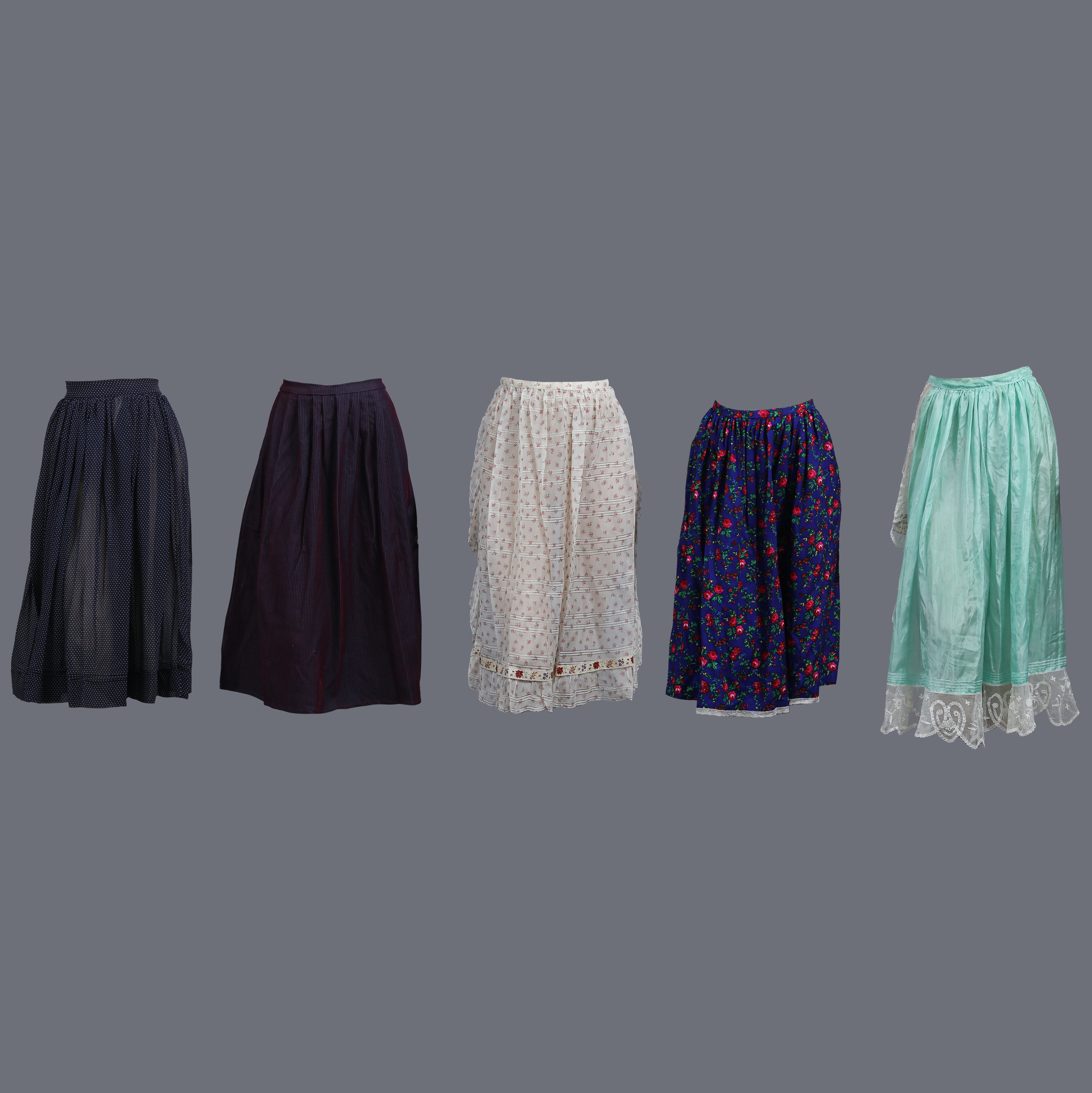 SAMLING MÖNSTRADE FÖRKLÄDEN TILL TRADITIONELL FOLKDRÄKT, POLEN, 1900-TAL.