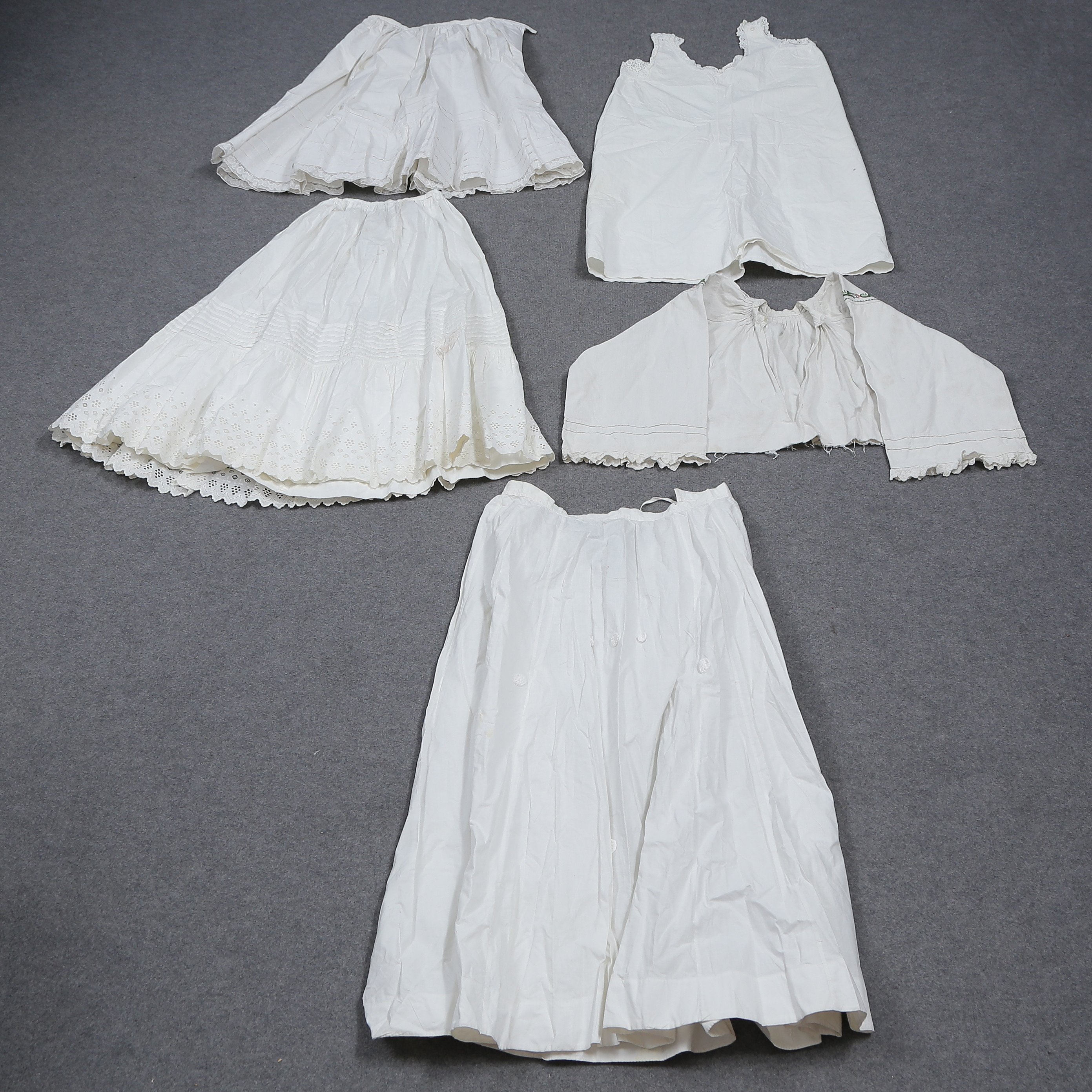 SAMLING UNDERKJOLAR TILL TRADITIONELL FOLKDRÄKT, POLEN, 1900-TAL.