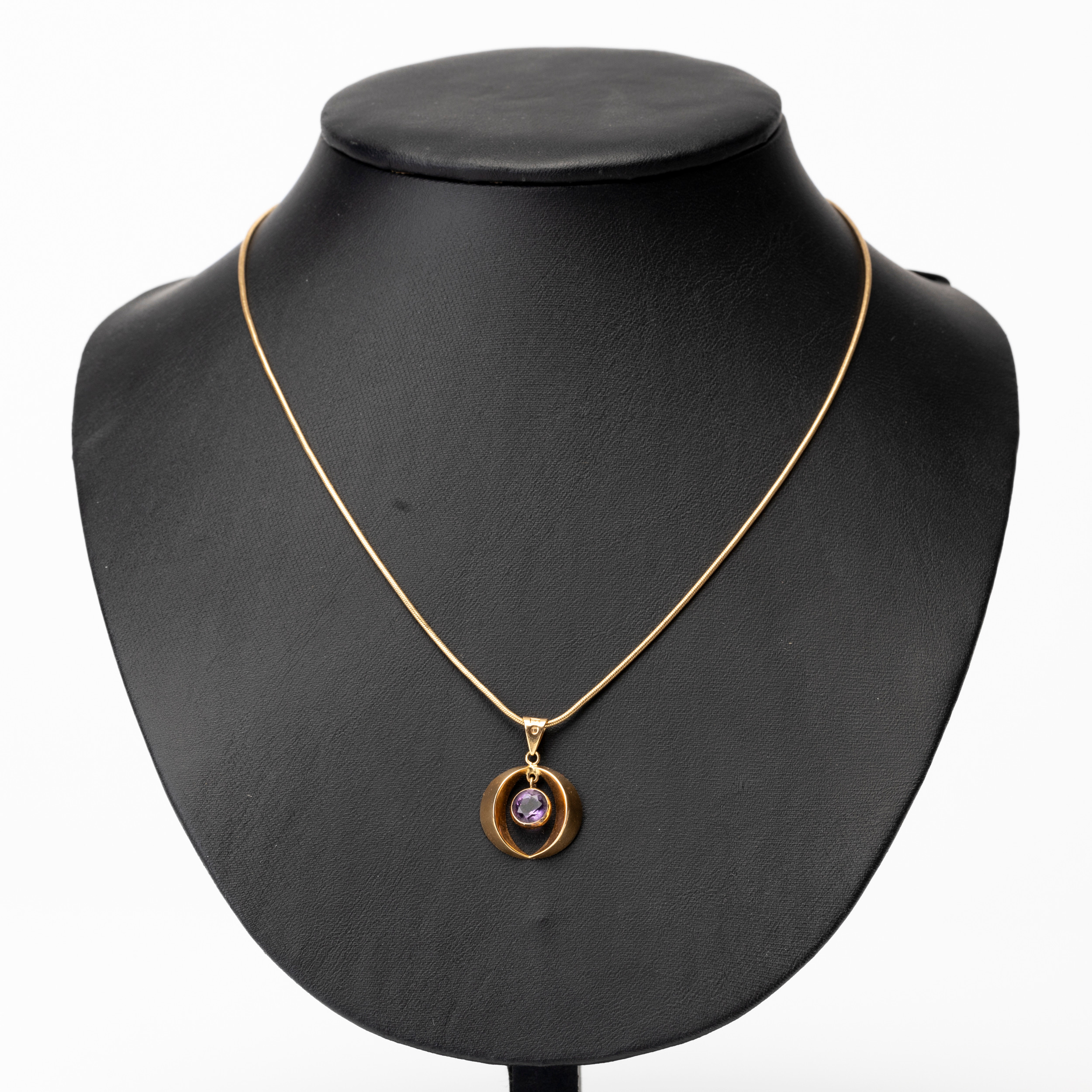 HÄNGE samt HALSKEDJA, 18K guld med cabuchonslipad lila sten, 1900-talets andra hälft.