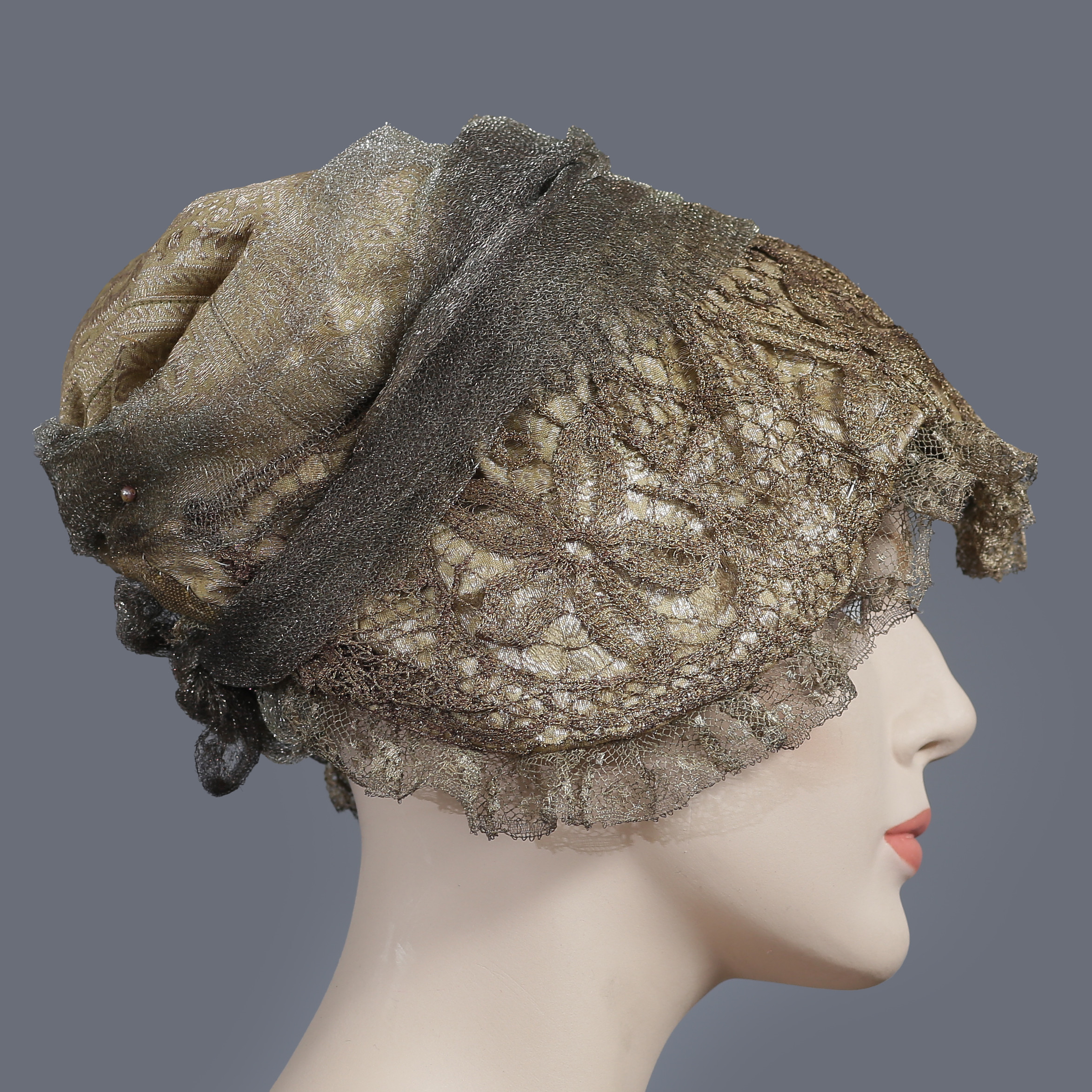 ÄLDRE HÄTTA/HUVA I SPETS TILL TRADITIONELL FOLKDRÄKT, 1800/1900-TAL.