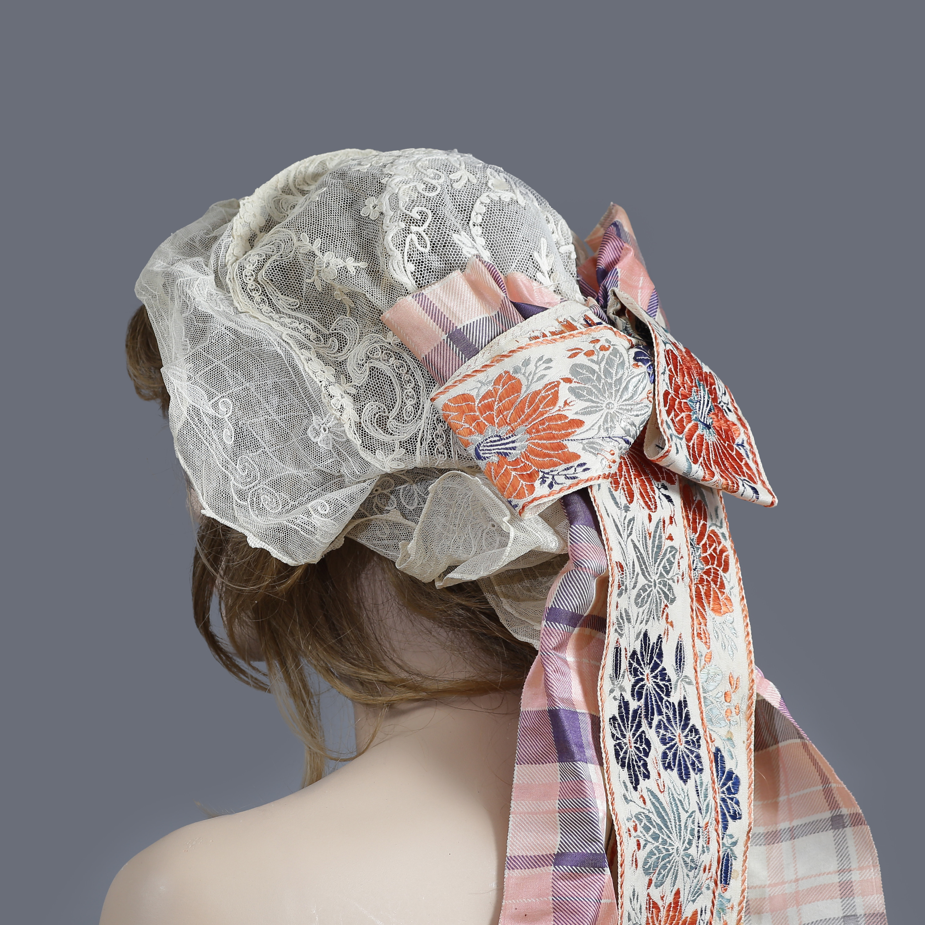 HÄTTA/HUVA I SPETS TILL TRADITIONELL FOLKDRÄKT, POLEN, 1800/1900-TAL.