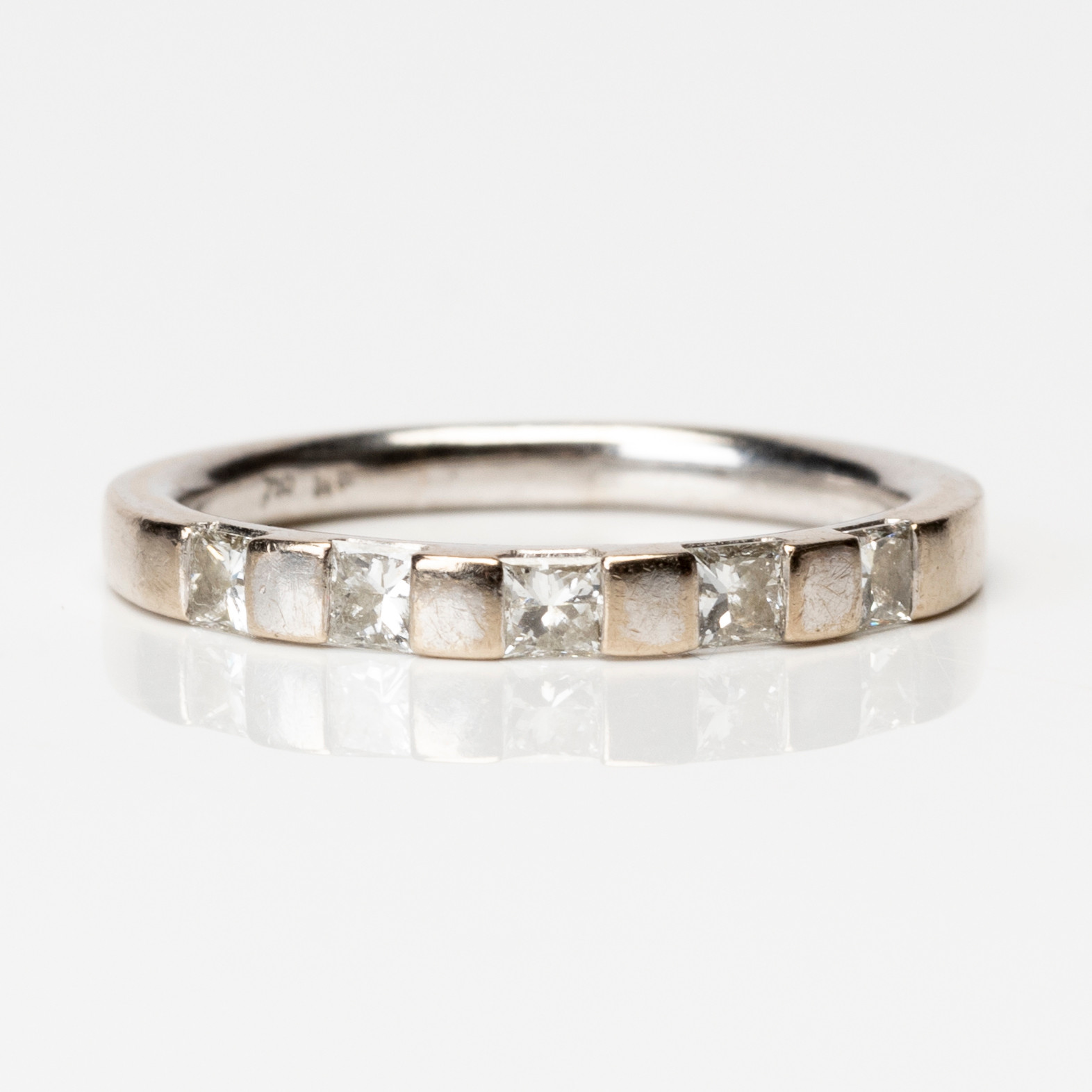 RING, 18K vitguld med fem princesslipade diamanter om ca 0,50ctw, 1900-talets andra hälft.