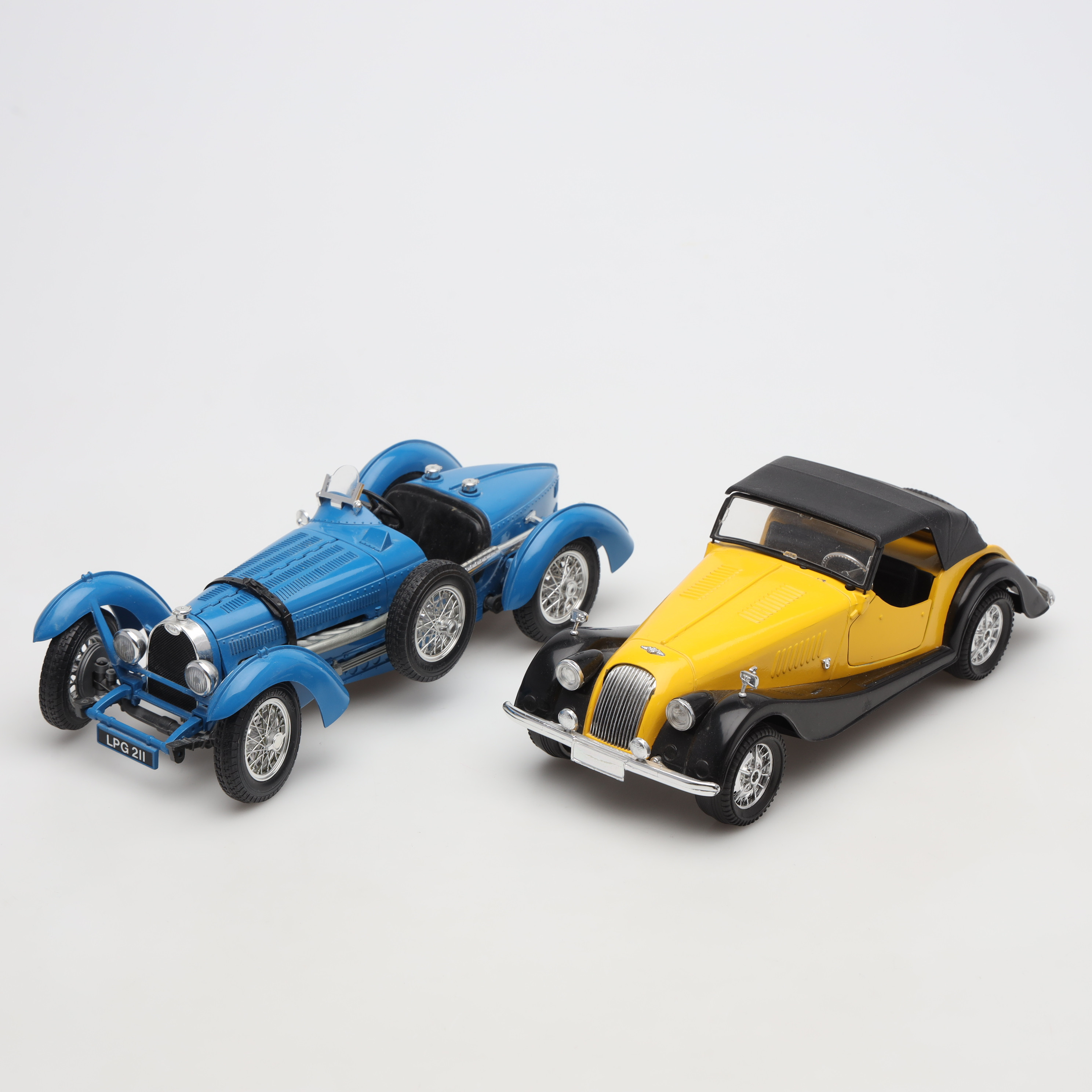 MODELLBILAR, 2 stycken, Italien.