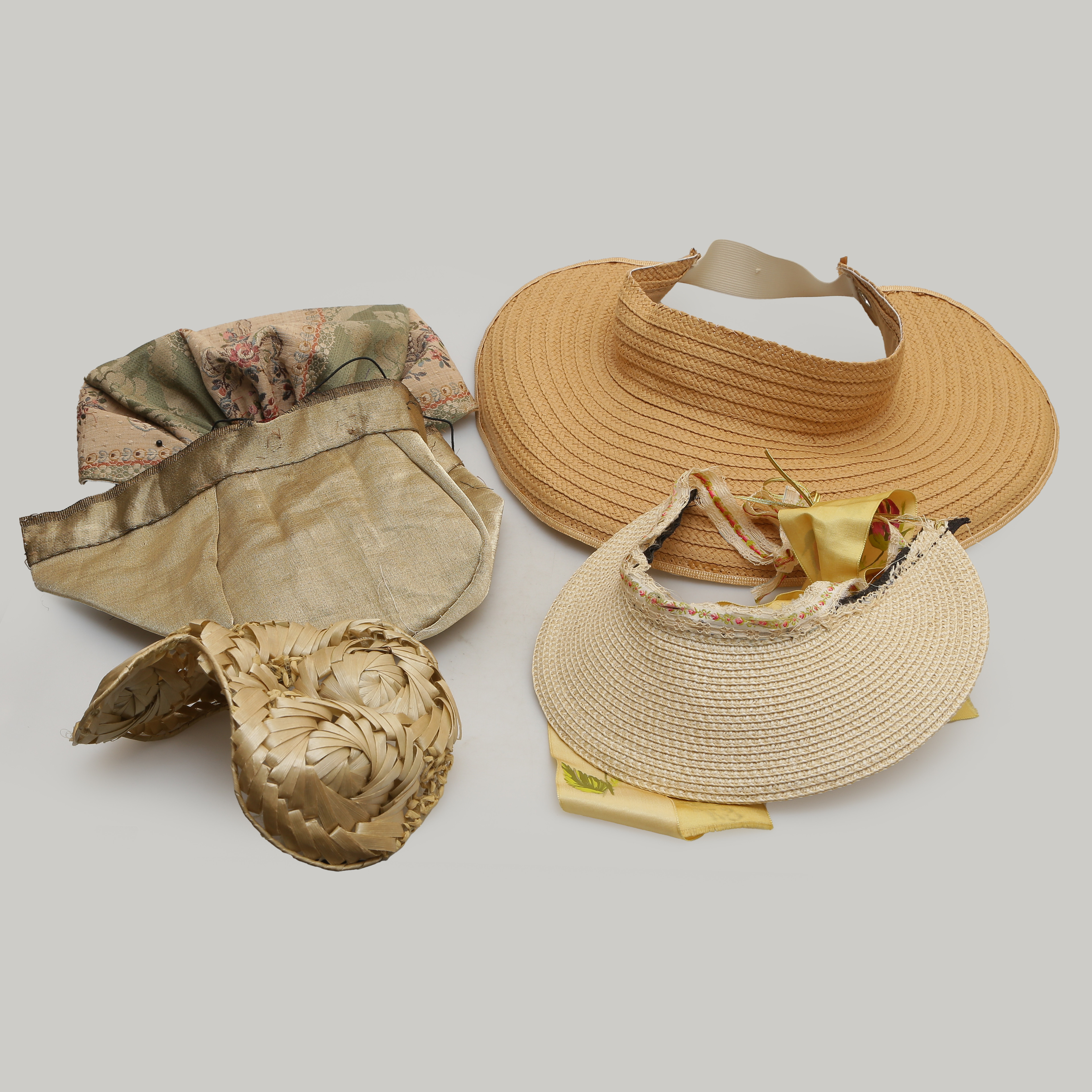 SAMLING HÄTTOR/HUVOR TILL FOLKDRÄKT, 6 DELAR, POLEN, 1900-TAL.