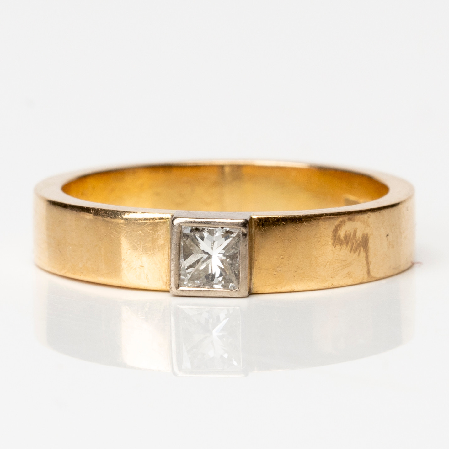 ENSTENSRING, 18K guld med princesslipad diamant om ca 0,25ct, Hellströms Guld, Stockholm, 1999.