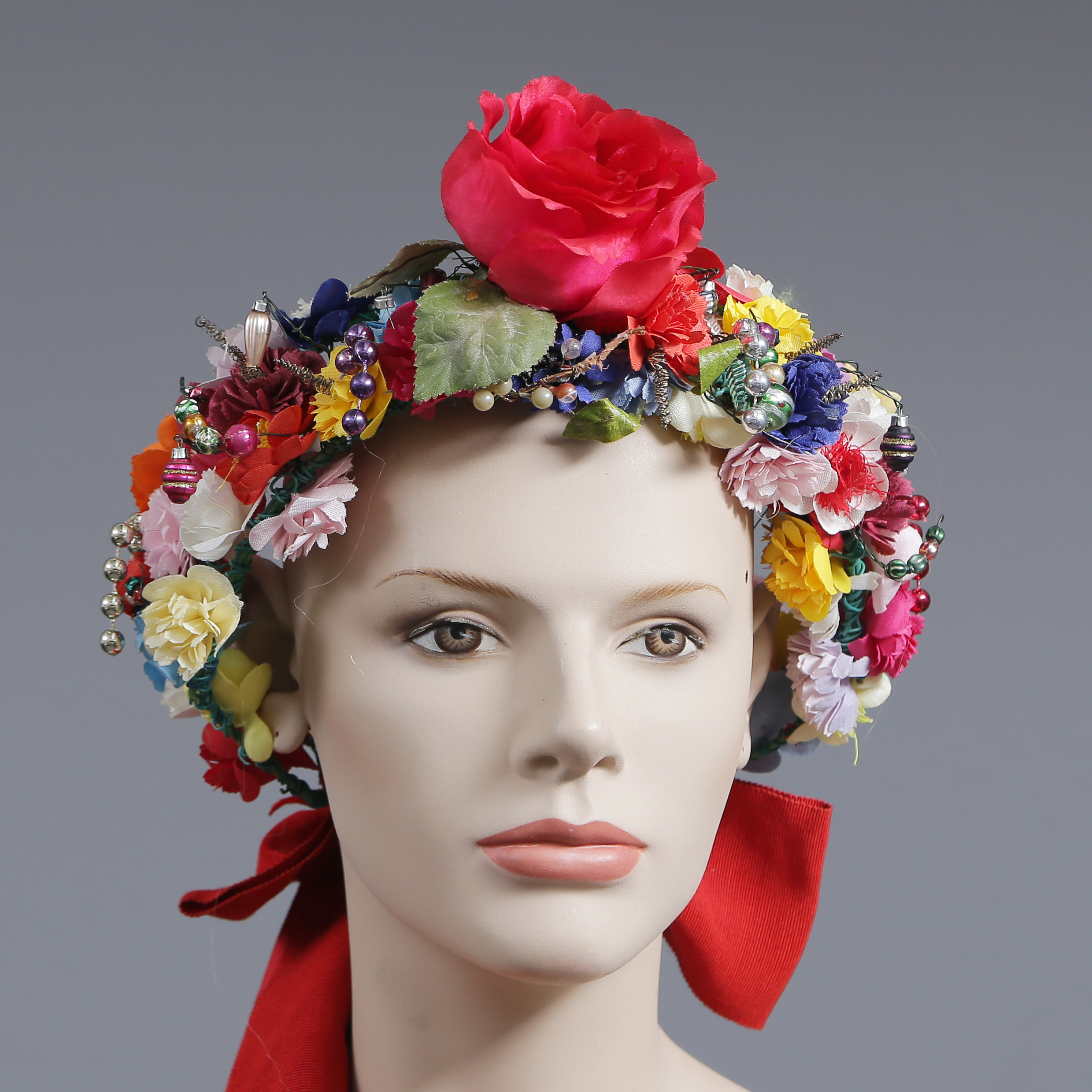 BLOMSTERKRANS TILL TRADITIONELL FOLKDRÄKT, POLEN, 1900-TAL.