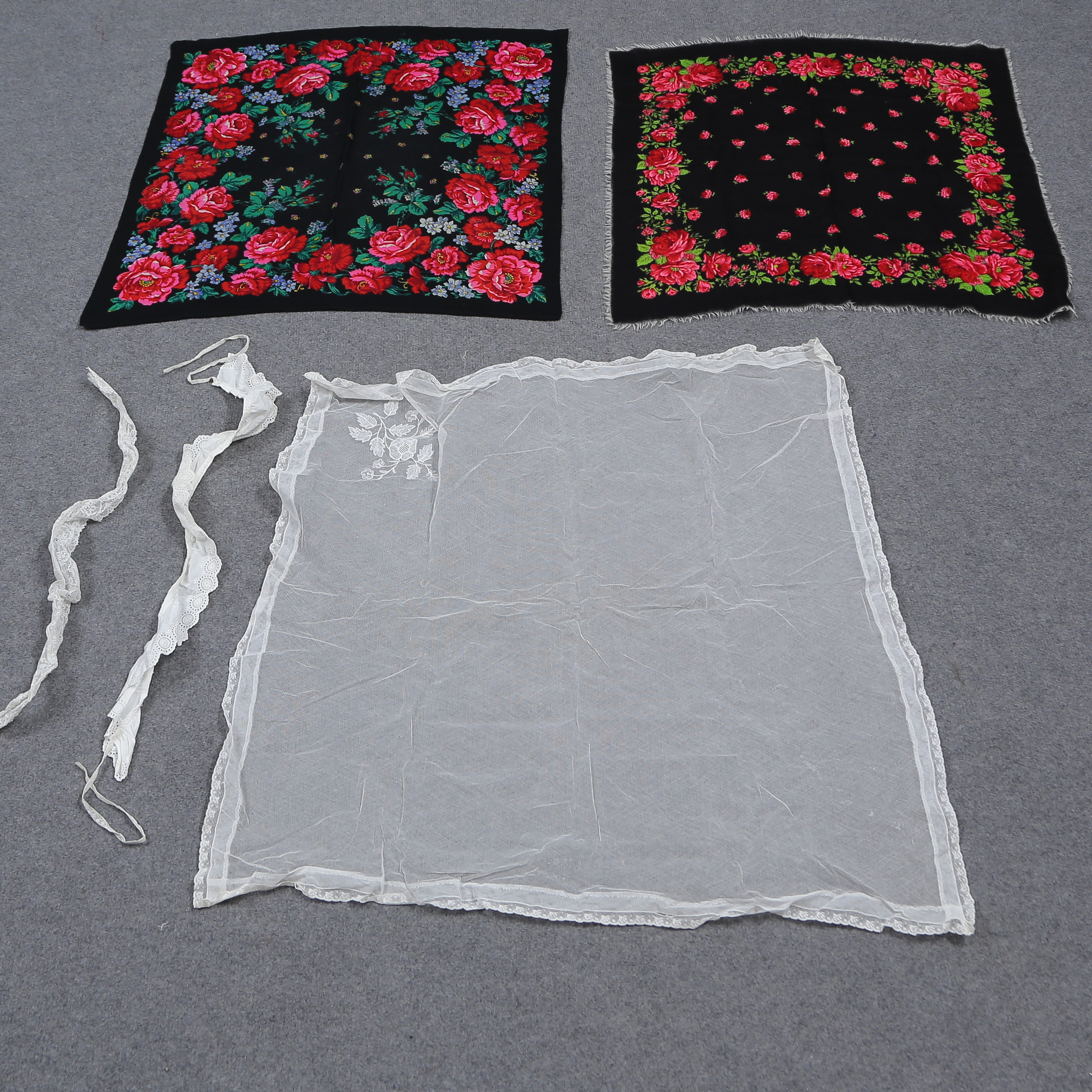 SAMLING SJALAR, 5 DELAR, SPETSDEKOR, HUVUDBONADER, POLEN, 1900-TAL.