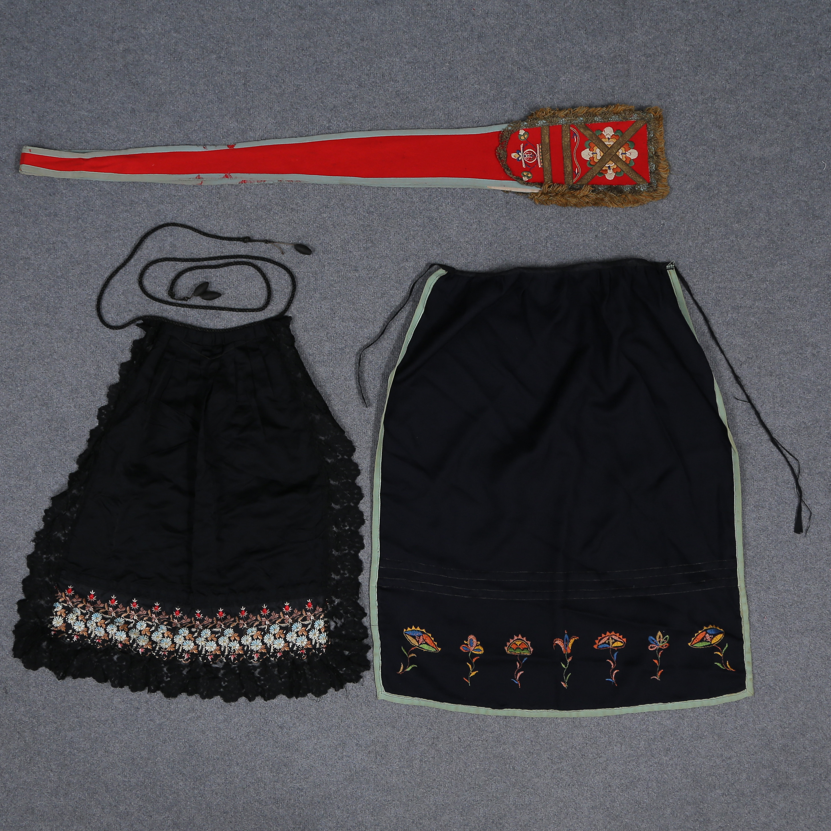 BRUDLIST SAMT PARET FÖRKLÄDEN TILL TRADITIONELL FOLKDRÄKT.