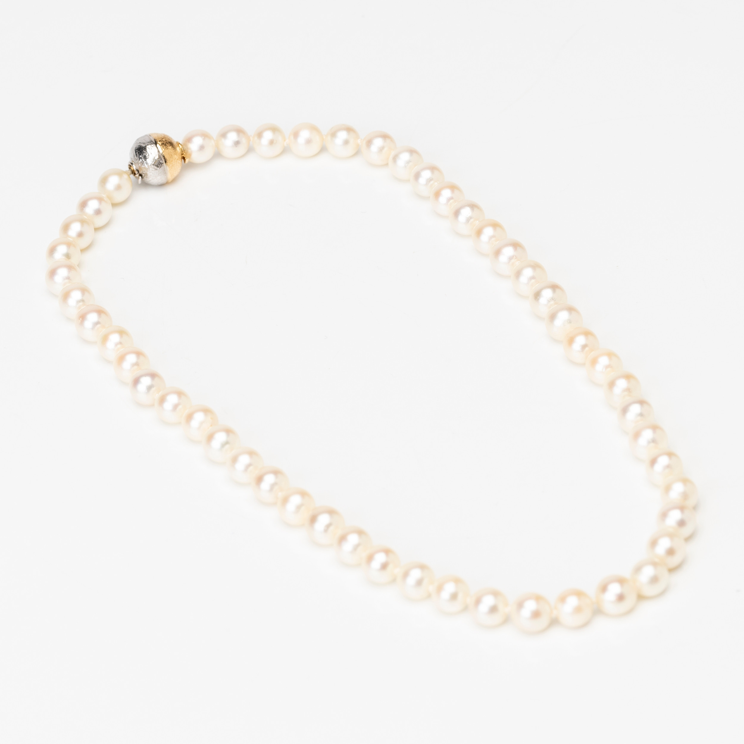 PÄR BORUP. Collier med odlade pärlor samt lås av 18K guld, signerat.