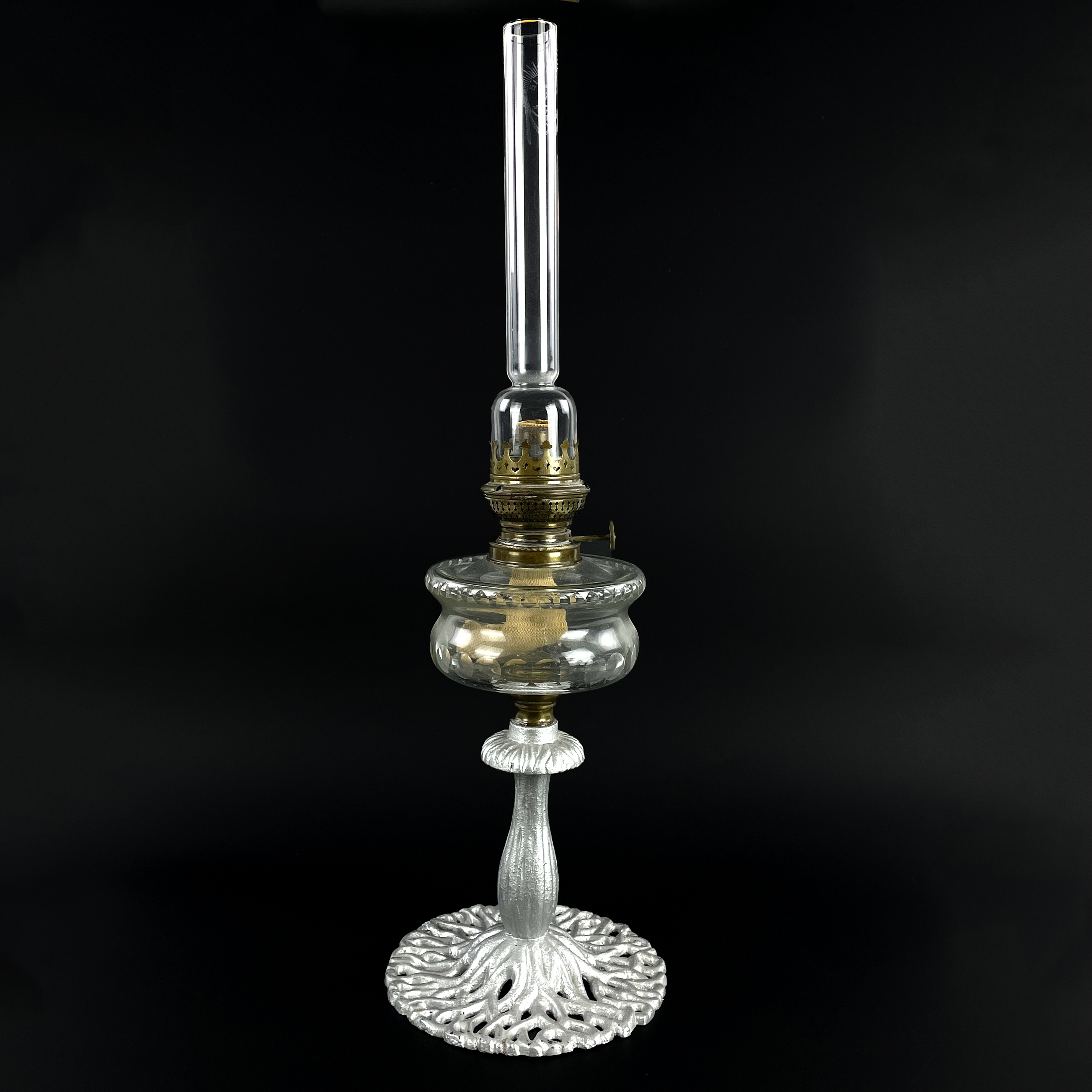 BORDSFOTOGENLAMPA. Bemålat järn, Kosmos Brenner, 1900-talets första hälft.