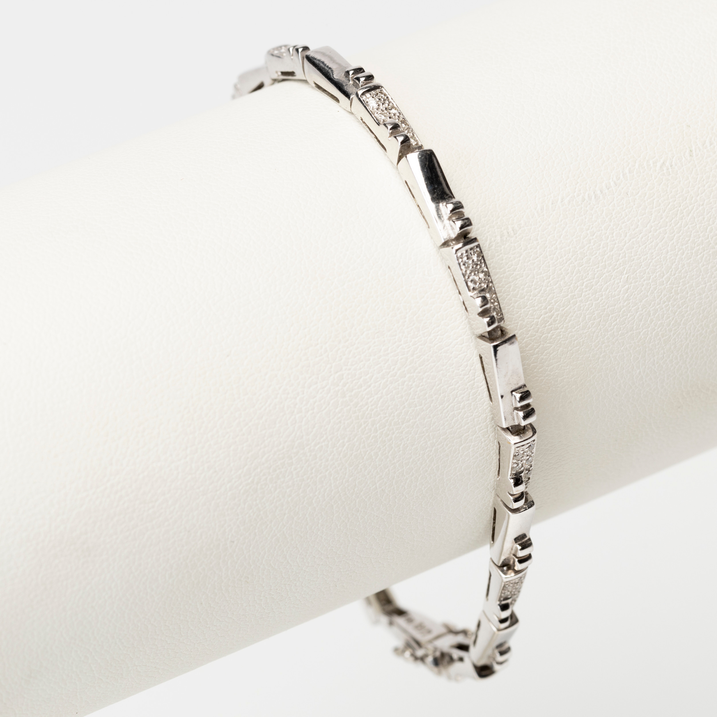 ARMBAND, 18K vitguld med briljantslipade diamanter om ca 0,41ctw, 1900-talets andra hälft.