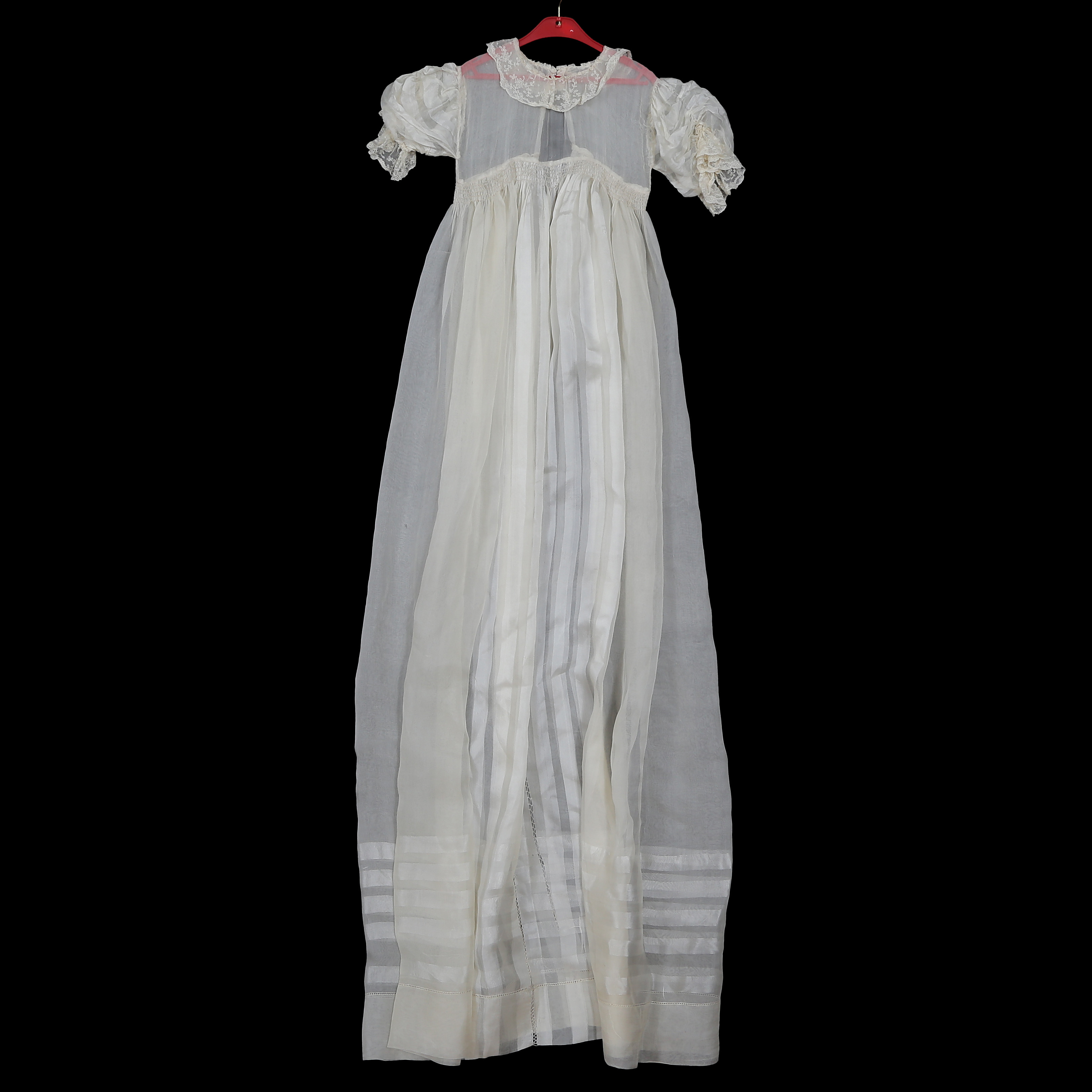 LÅNG DOPKLÄNNING, SPETSKRAGE, 1900-TAL.