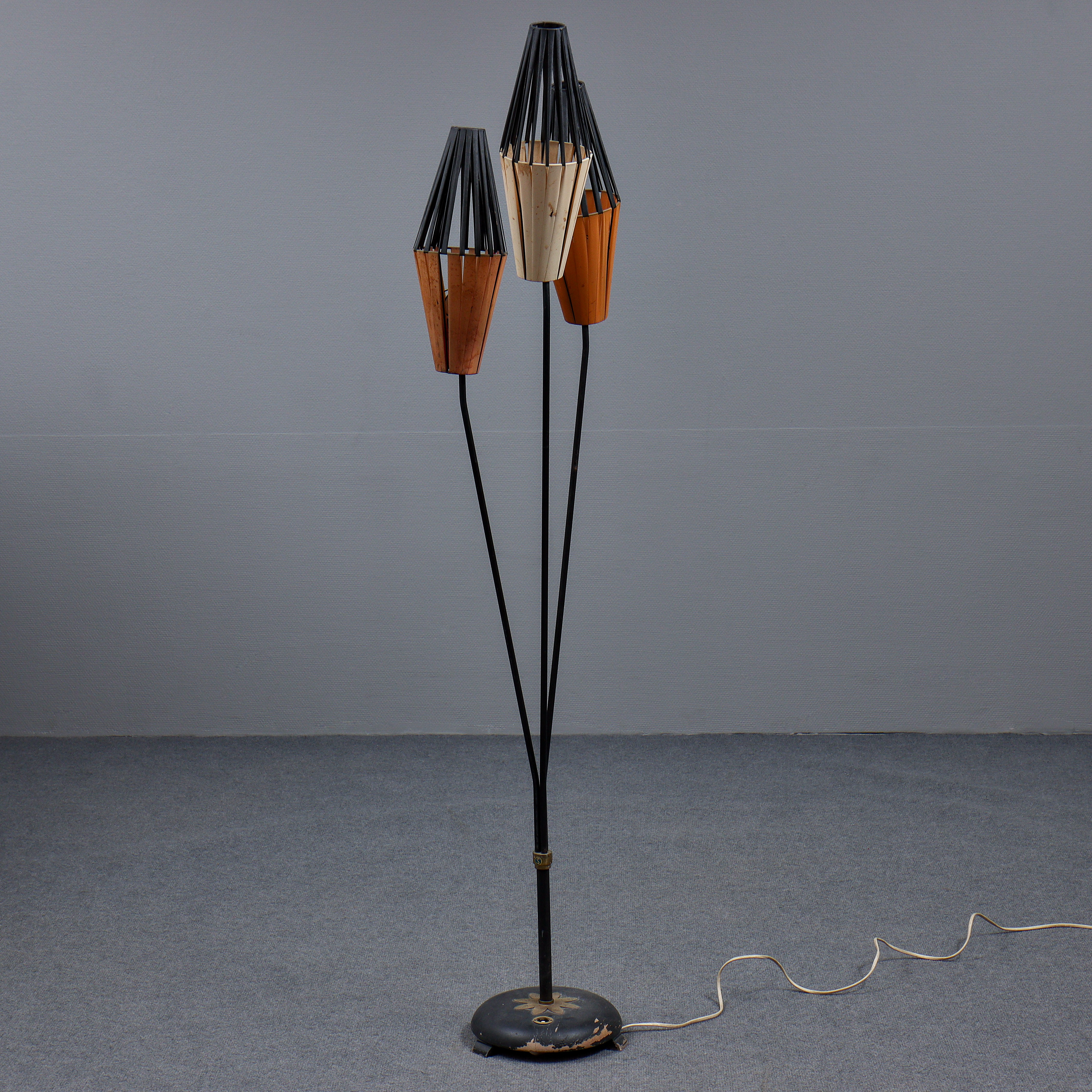 GOLVLAMPA "TRINETT" 1950-TAL, IKEA (LANSERADES I 1957 ÅRS IKEA KATALOG, TILLVERKADES AV ÖRSJÖ ARMATURFABRIK) LAMPFOTEN MÄRKT Ö.