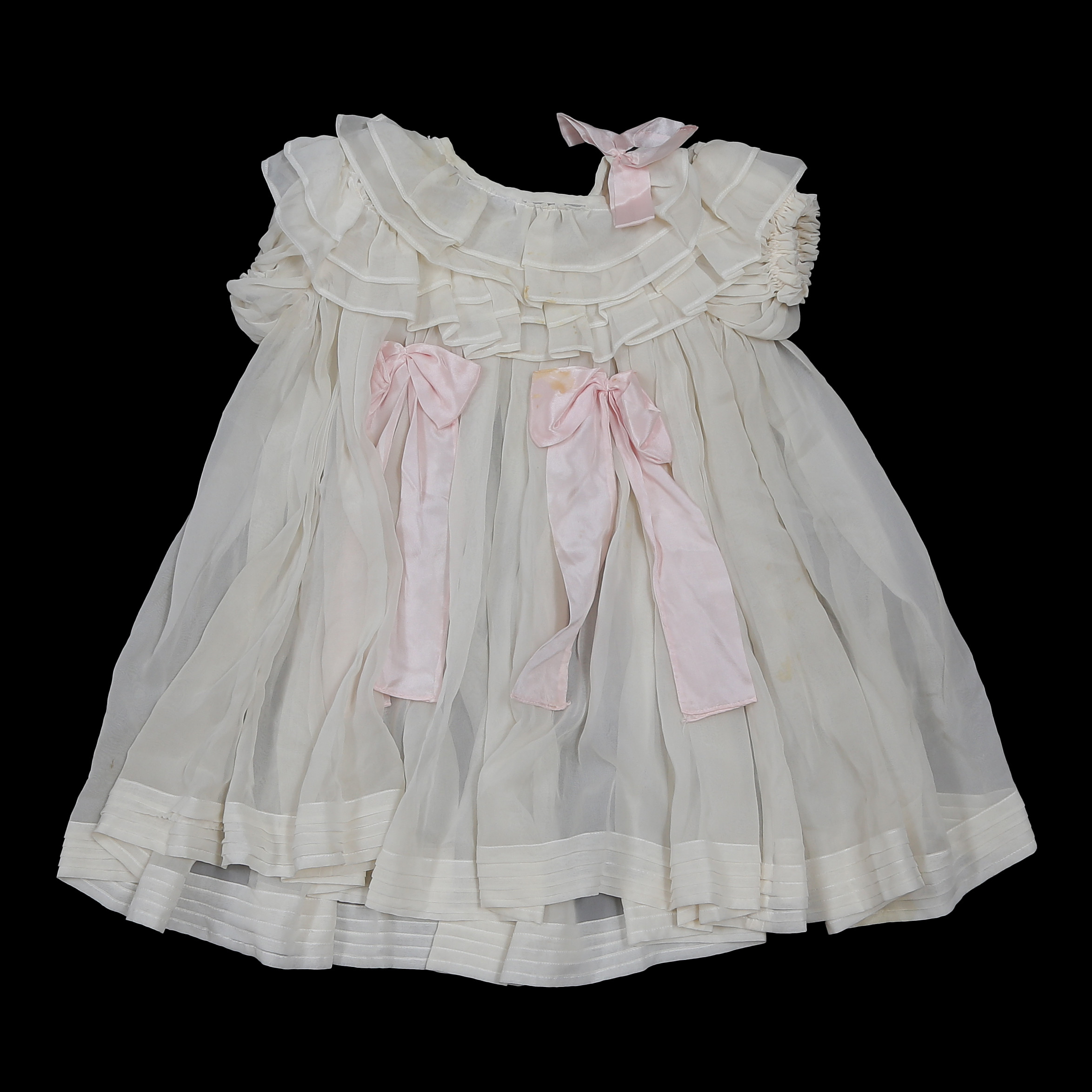 DOPKLÄNNING TILL FLICKA MED ROSETTER, 1900-TAL.