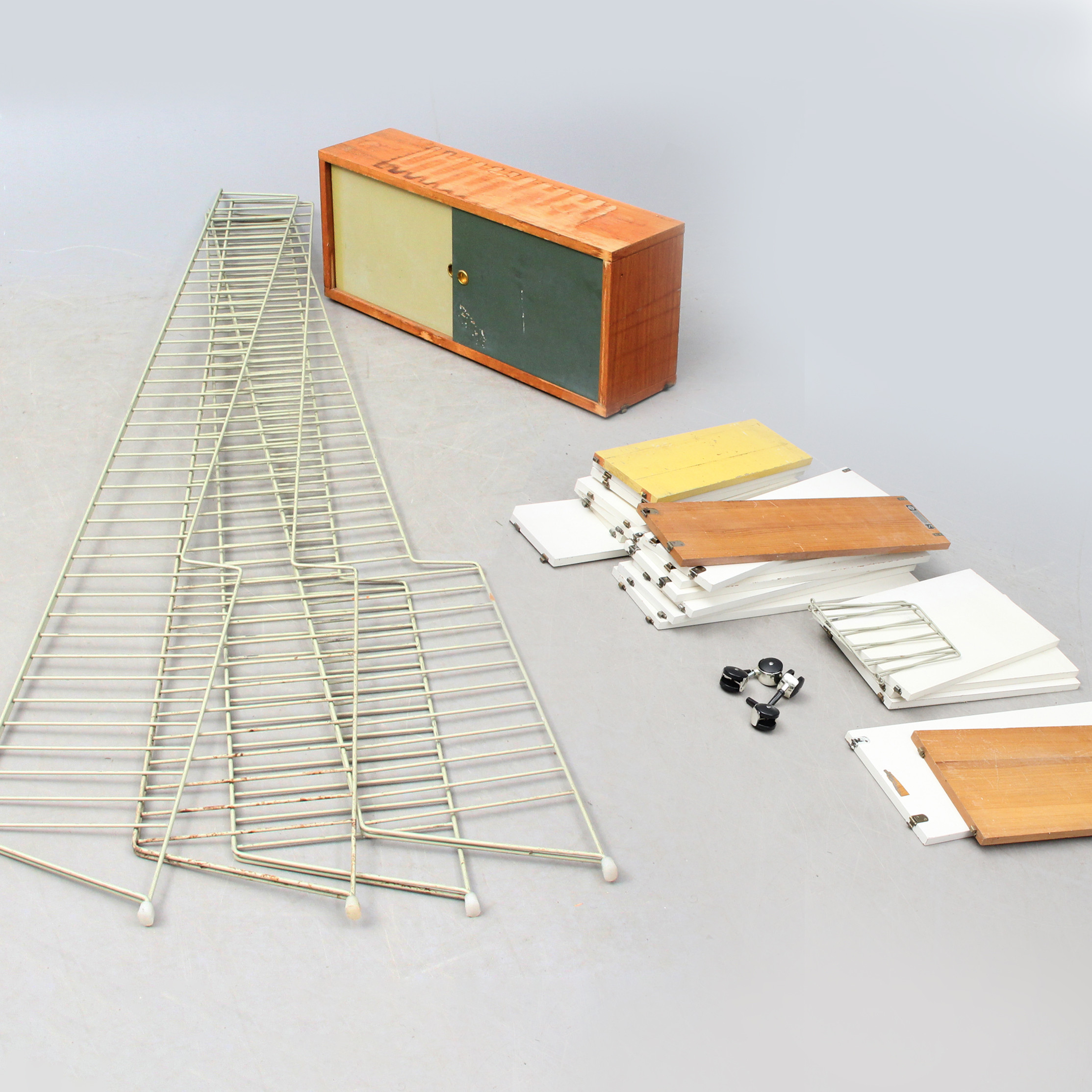 HYLLA, med teakskåp och skjutluckor., metall.