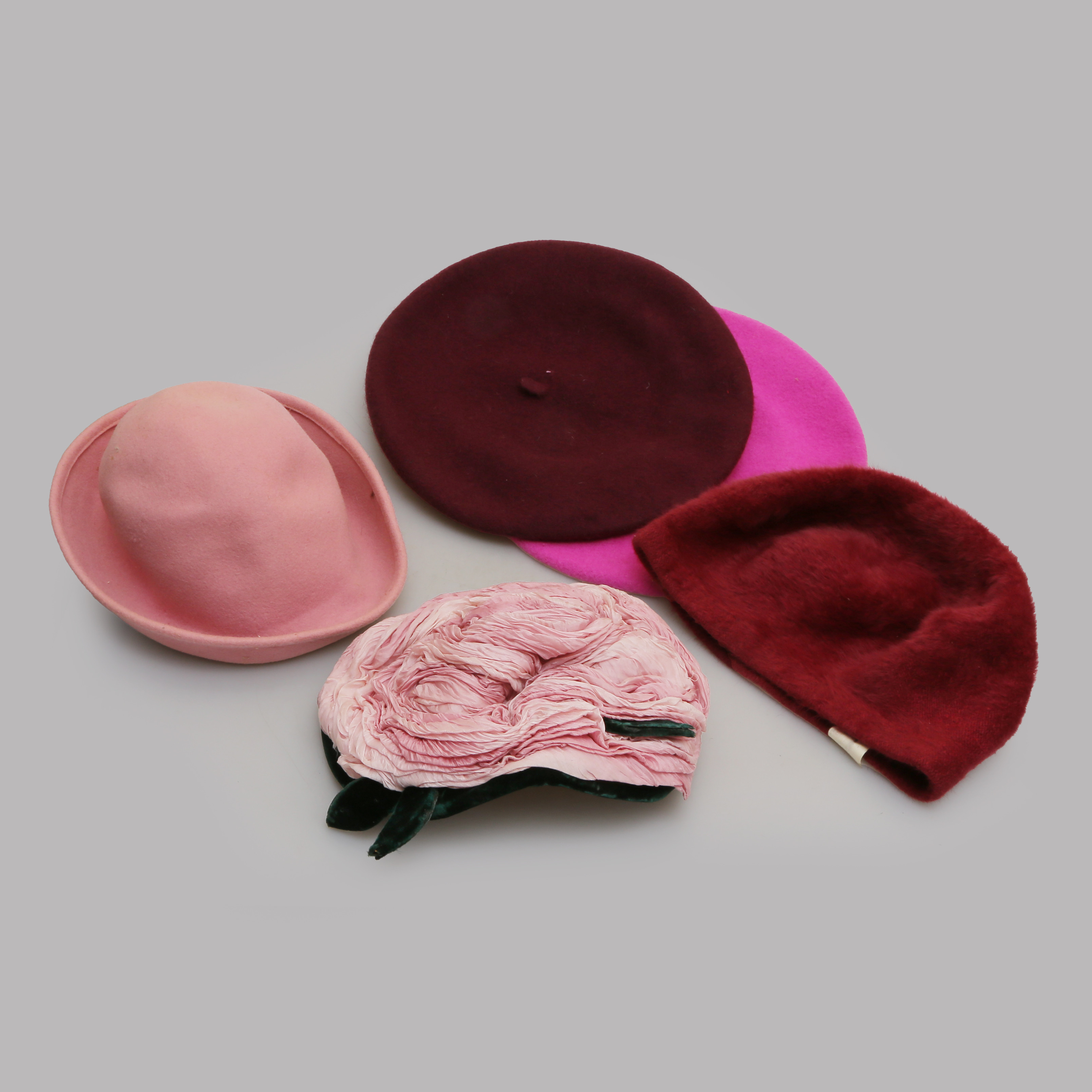 SAMLING HATTAR/MÖSSOR, ROSA TONER, 1900-TAL.