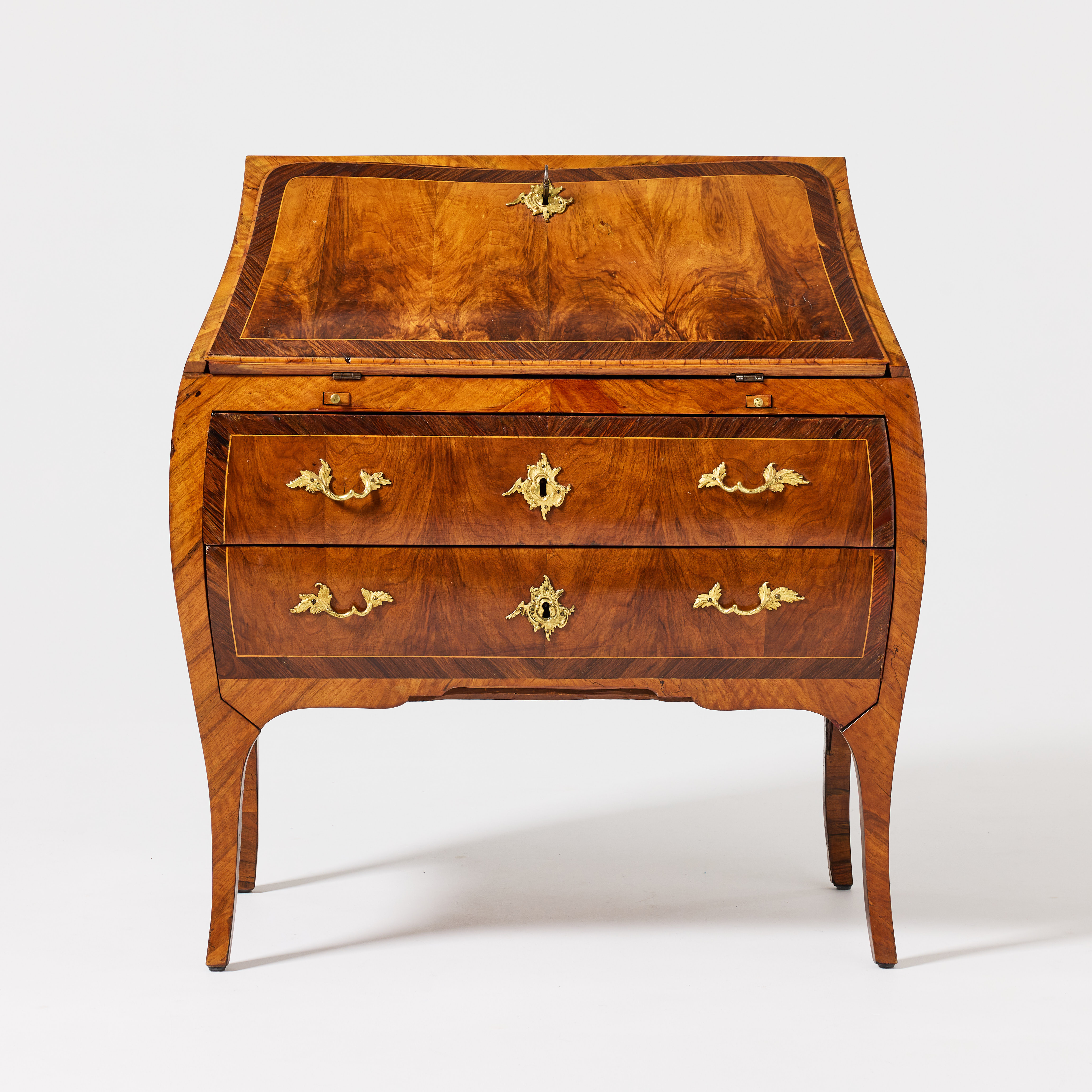 CHRISTIAN GOTTHARDT WILLKOMS VERKSTAD (ämbetsmästare i Stockholm 1763-1765, verkstaden drevs av änkan till 1769), sekretär, stockholmsarbete i rokoko, stämplad C.WILLKOM samt två Stockholms snickarämbetes sigill.