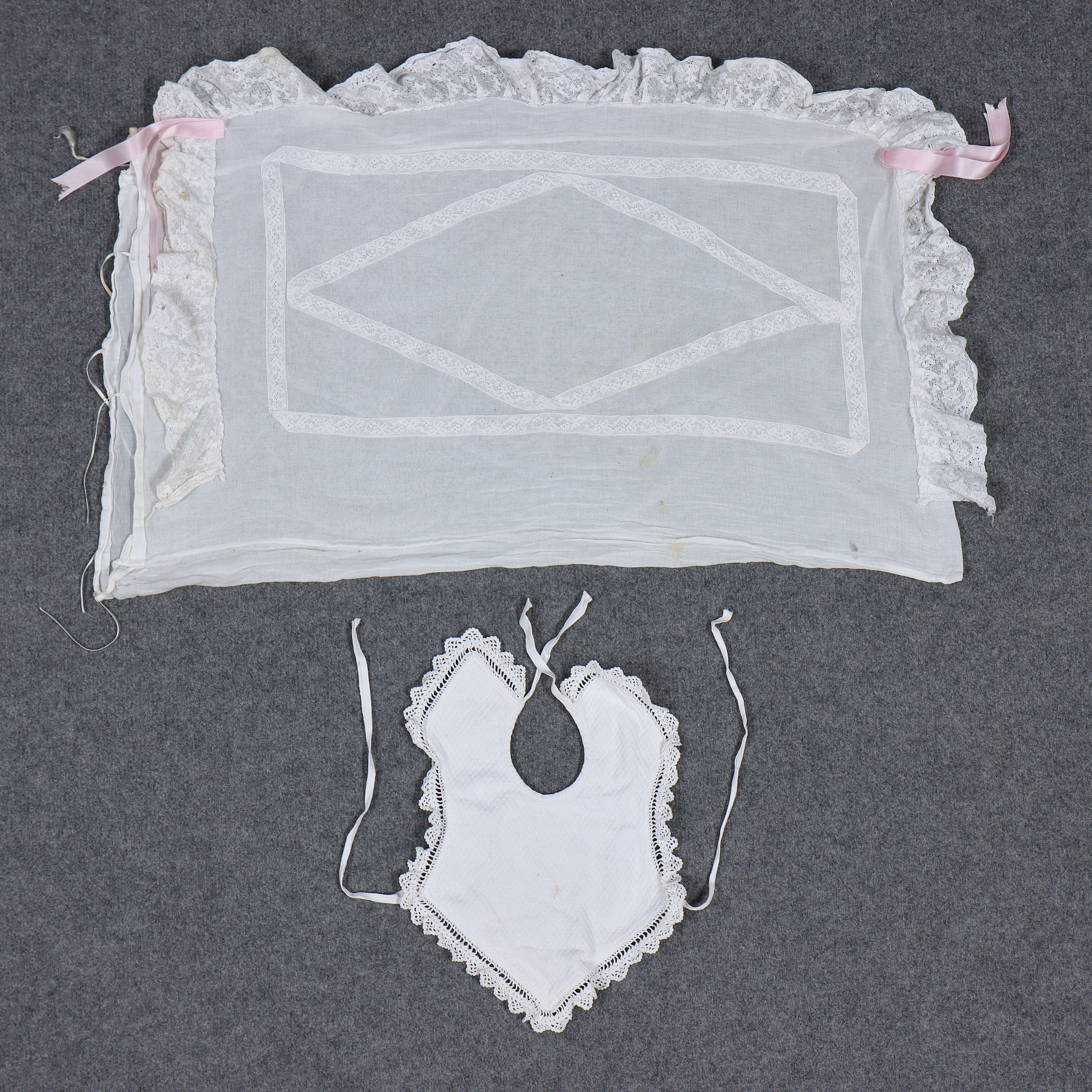 DOPKUDDE I SPETS, SAMT HAKKLAPP, 1900-TAL.