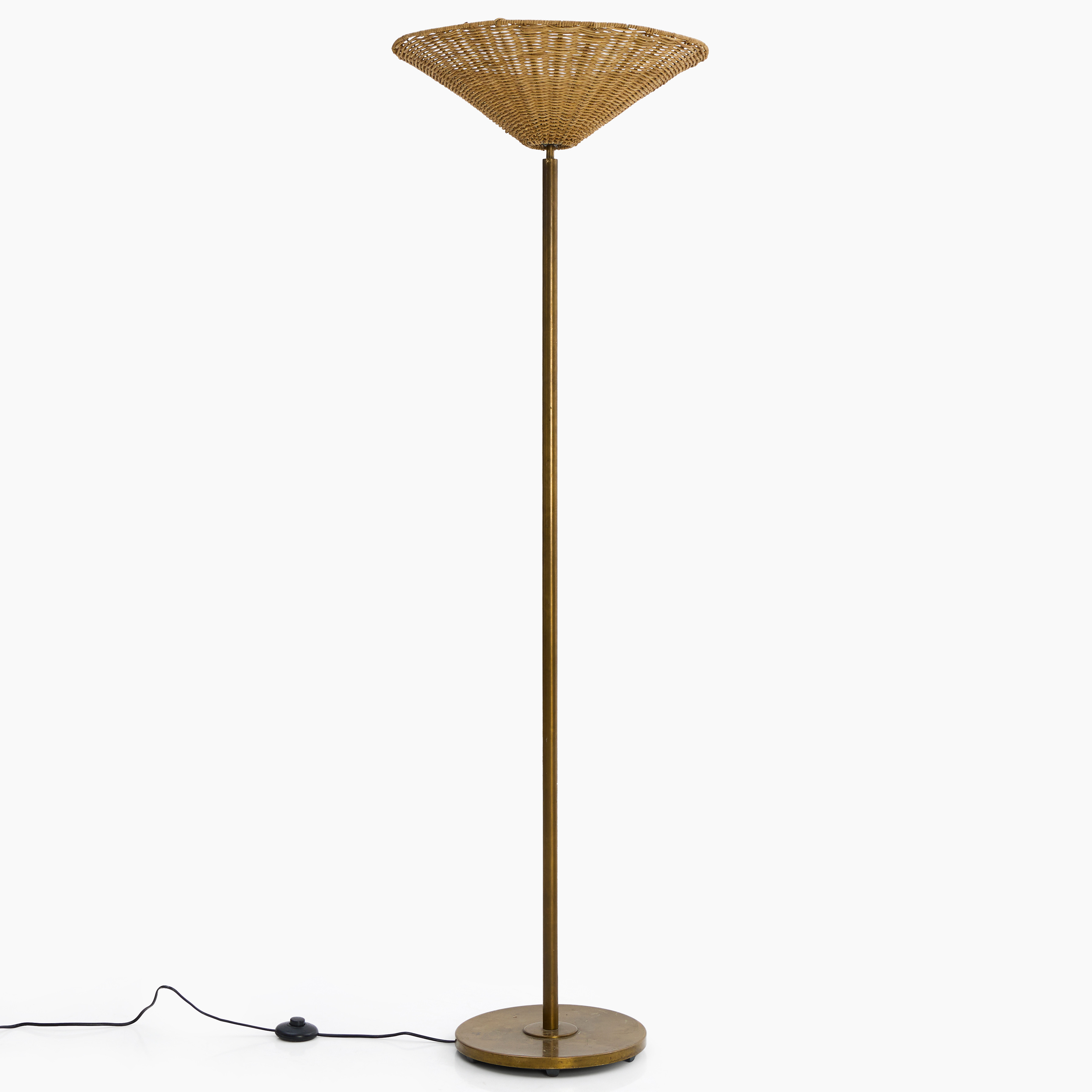 HARALD NOTINI. Golvlampa, Arvid Böhlmarks Lampfabrik, mässing med skärm av rotting, 1940/50-tal.