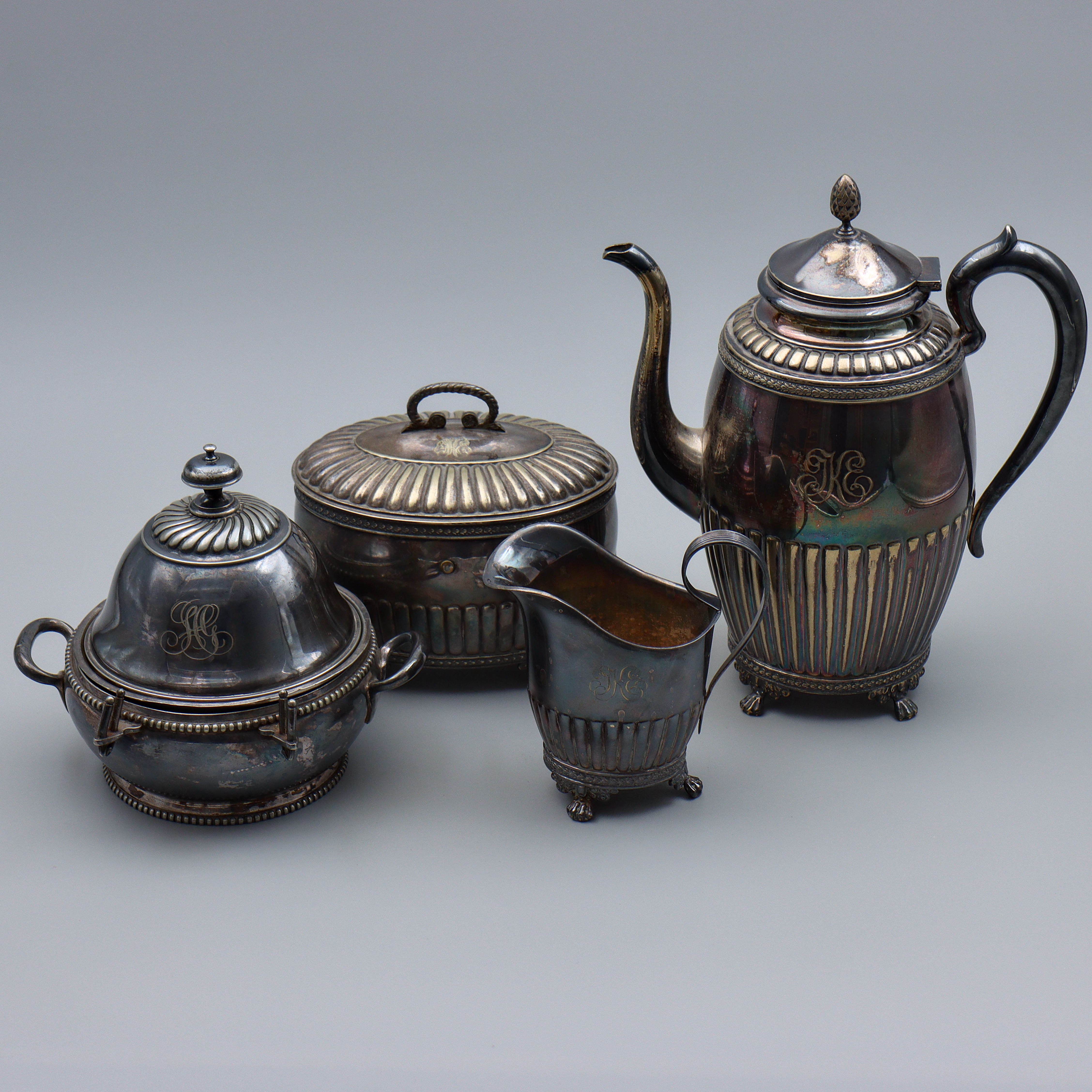 KAFFEKANNA, GRÄDDKANNA, SOCKERSKRIN, SMÖR-GÖMMA, NYSILVER, WILCOX SILVER PLATE CO MERIDEN CONN USA, GAB STOCKHOLM, 1800/1900-TAL.
