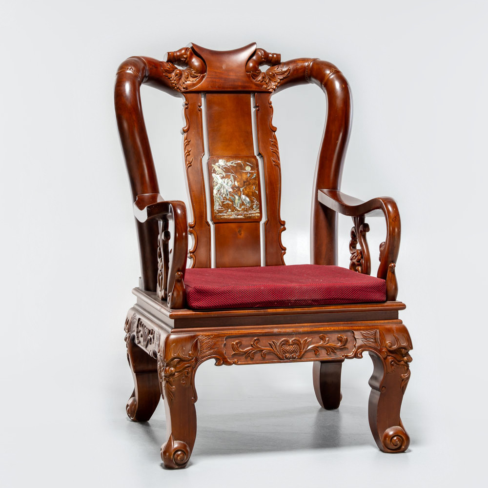 KINESISK FÅTÖLJ / KUNGAFÅTÖLJ 1900-tal.