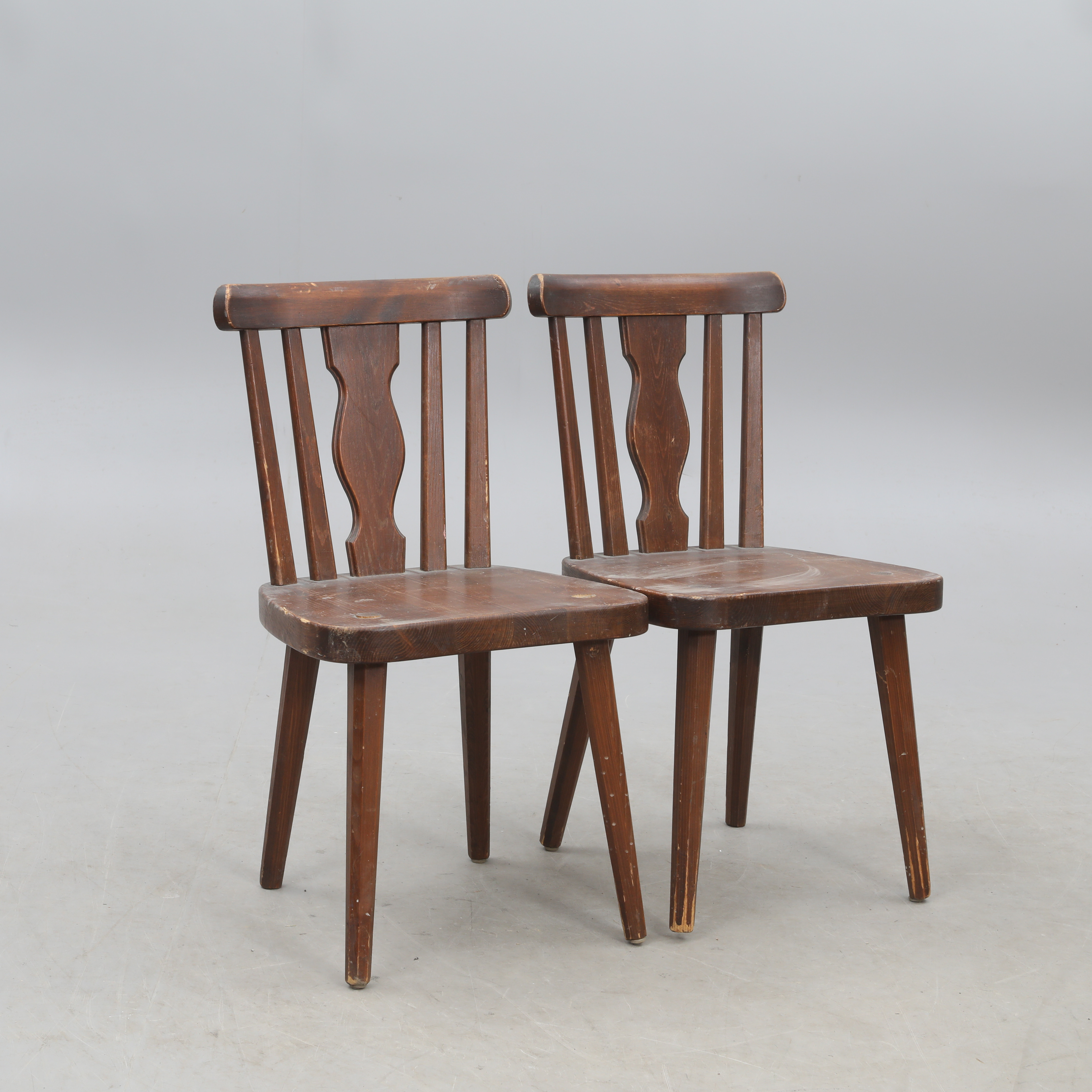 STOLAR, Ett par, Sporstugemodell, bemålade.