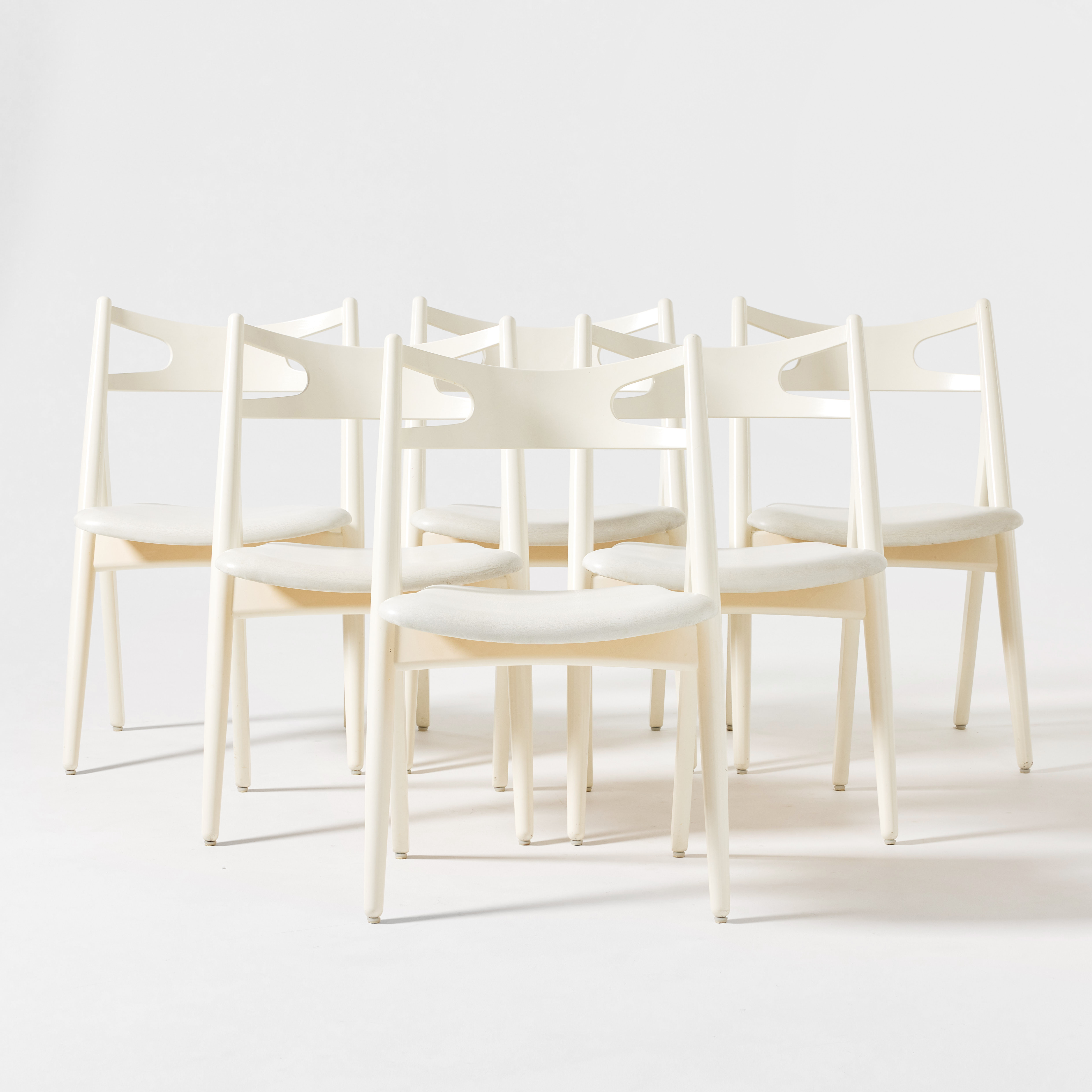HANS J WEGNER. Stolar, sex stycken, Carl Hansen & Søn, Danmark, modell "CH 29", formgiven 1952, vitlackerade med stoppade sitsar i vitt läder.