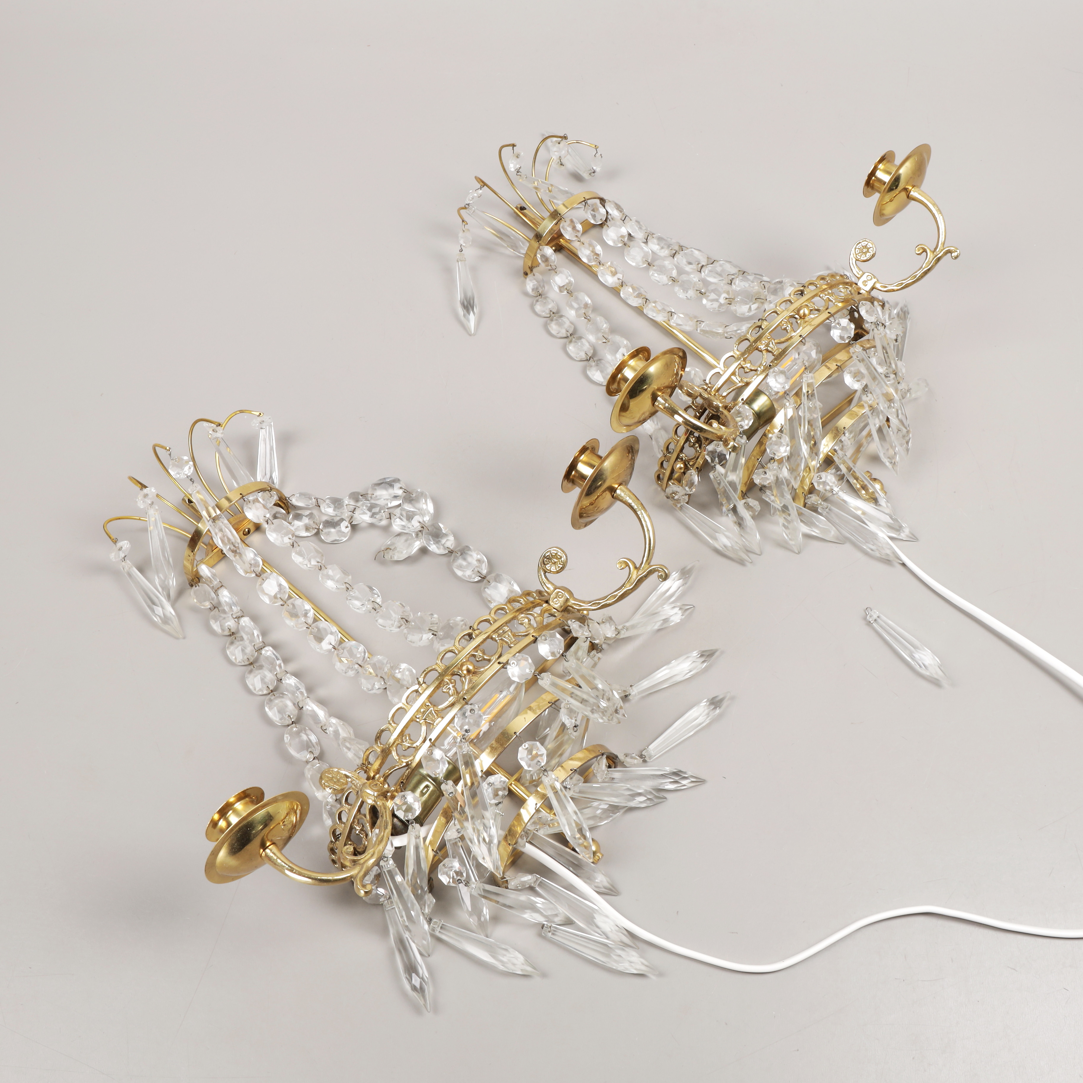 VÄGGLAMPETTER, ett par, mässig/prismor, 1900-talets mitt.