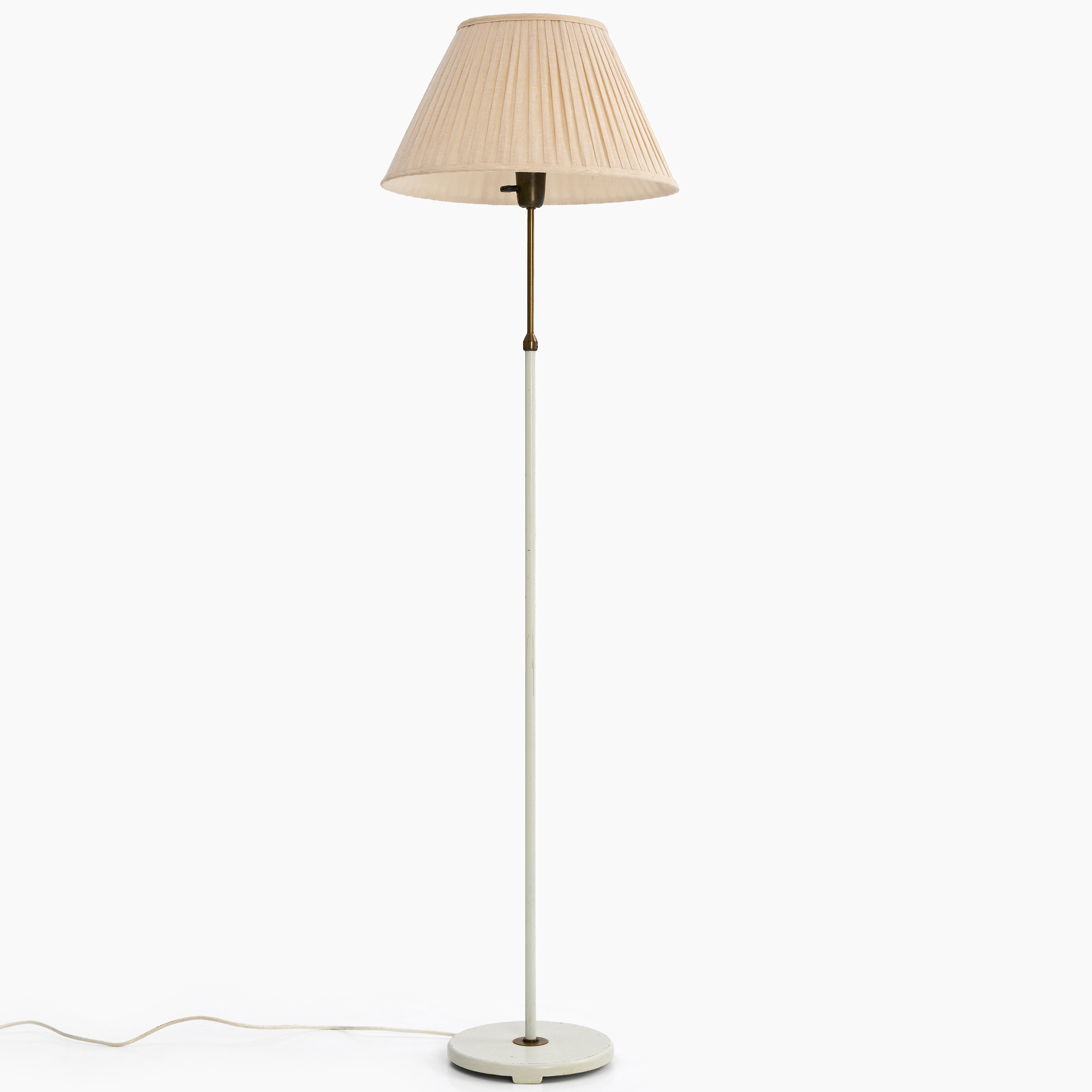 GOLVLAMPA, Pagos, vitlackerad metall och mässing, 1900-talets mitt.