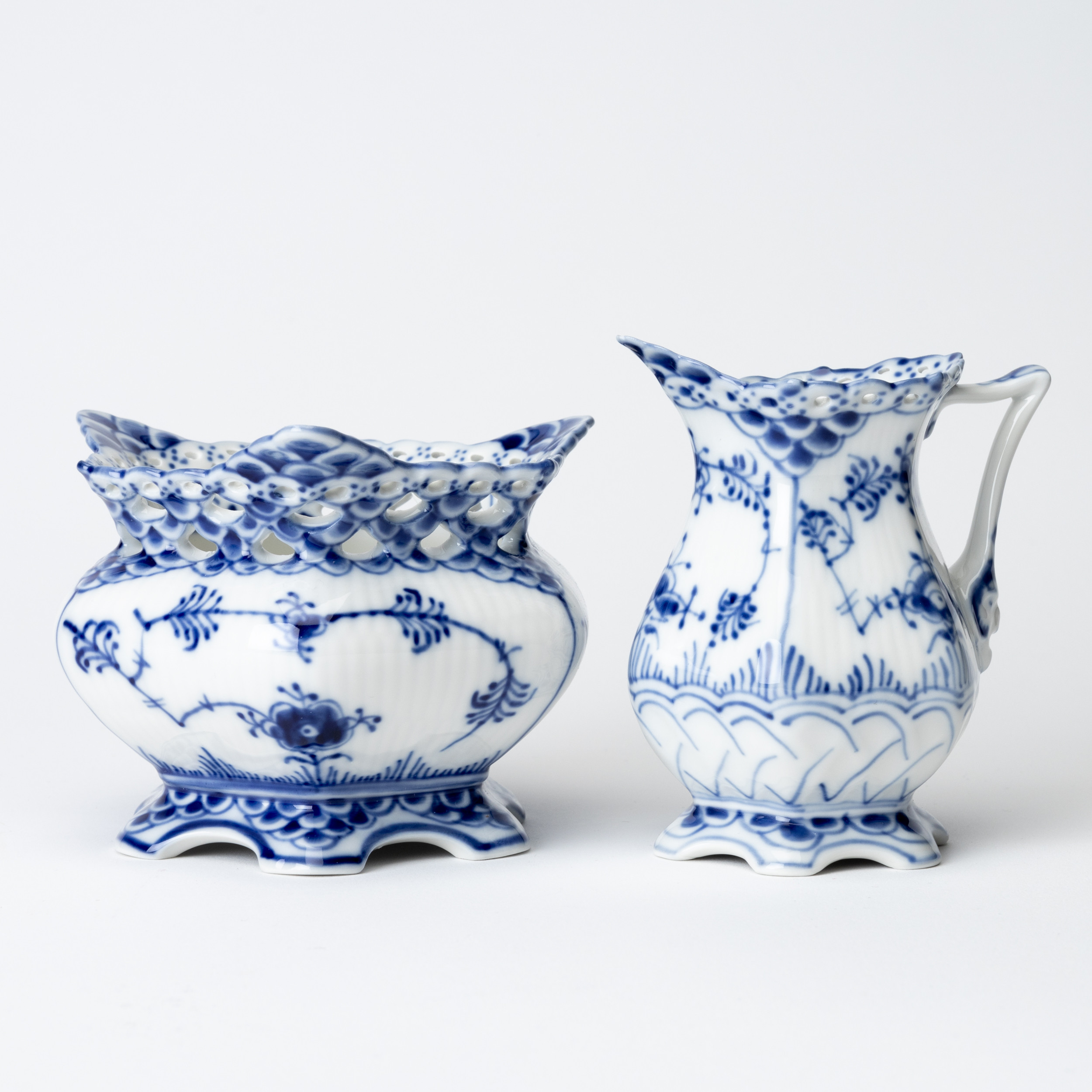 SOCKERSKÅL samt GRÄDDKANNA, helblond, Musselmalet Royal Copenhagen, Danmark.