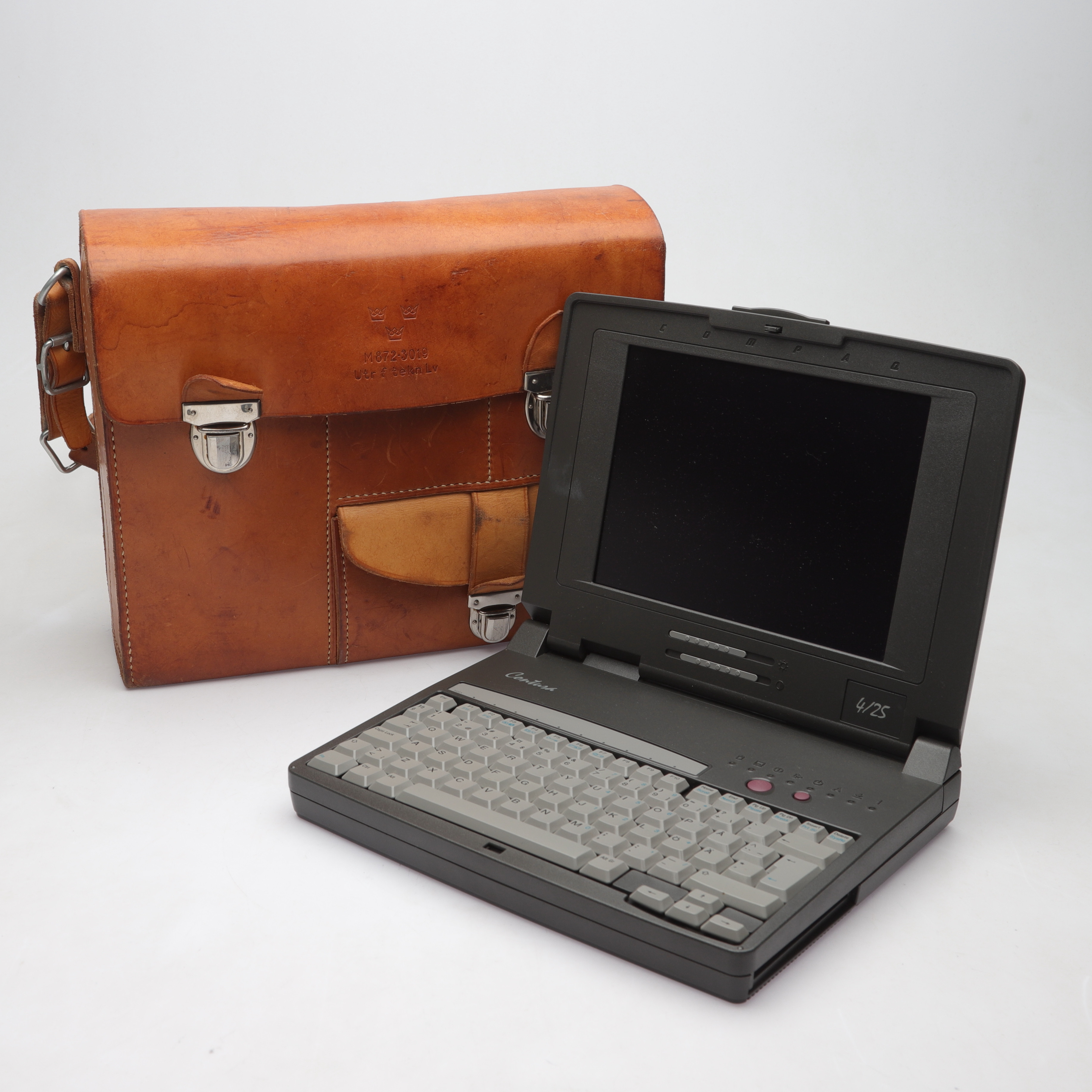 DATOR & VÄSKA, "Compaq Contura 4/25", Svenska Försvaret, 1990-tal.