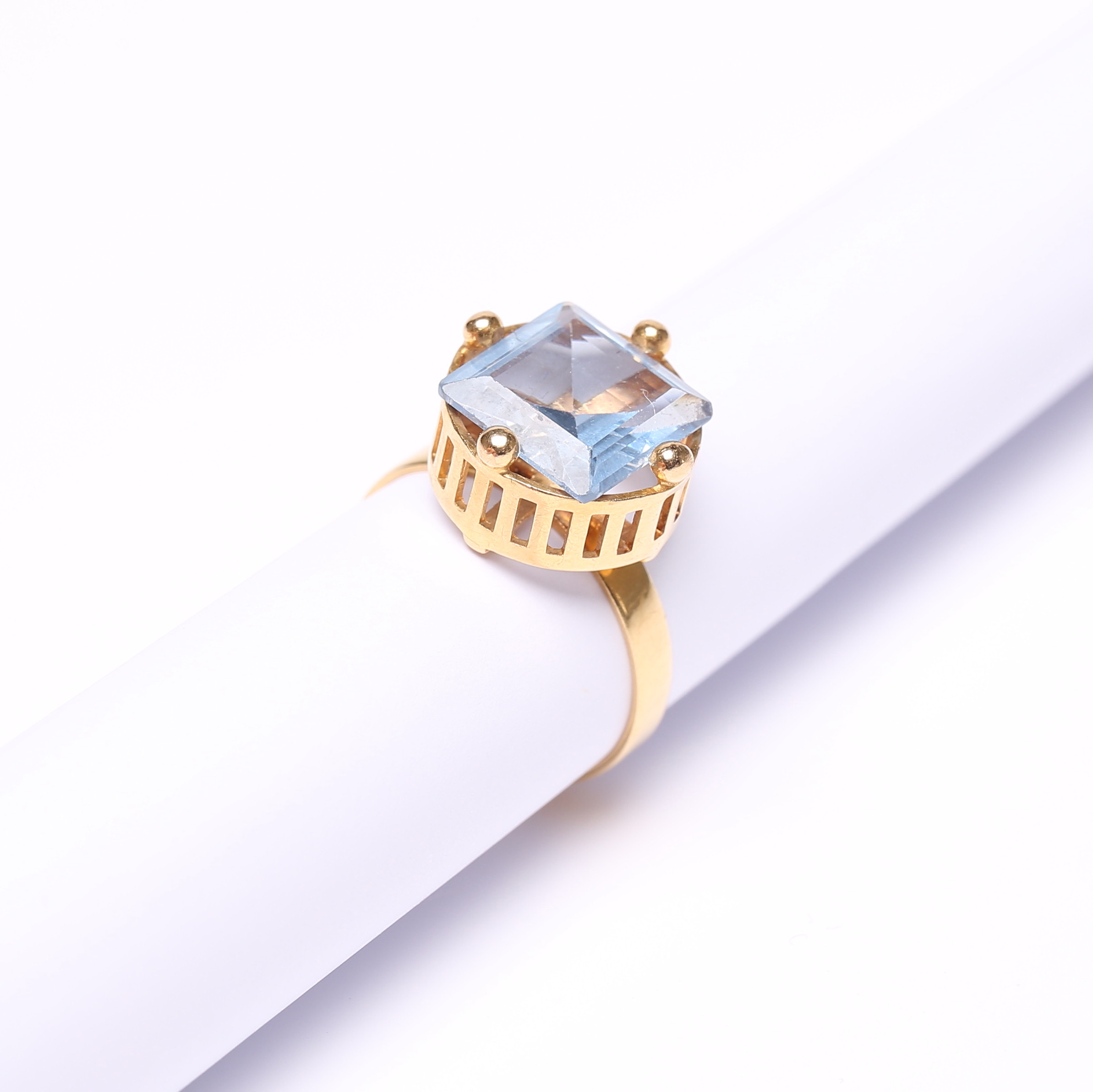 RING, med blå sten, 18k, Guld, vikt cirka 3,9 gram.