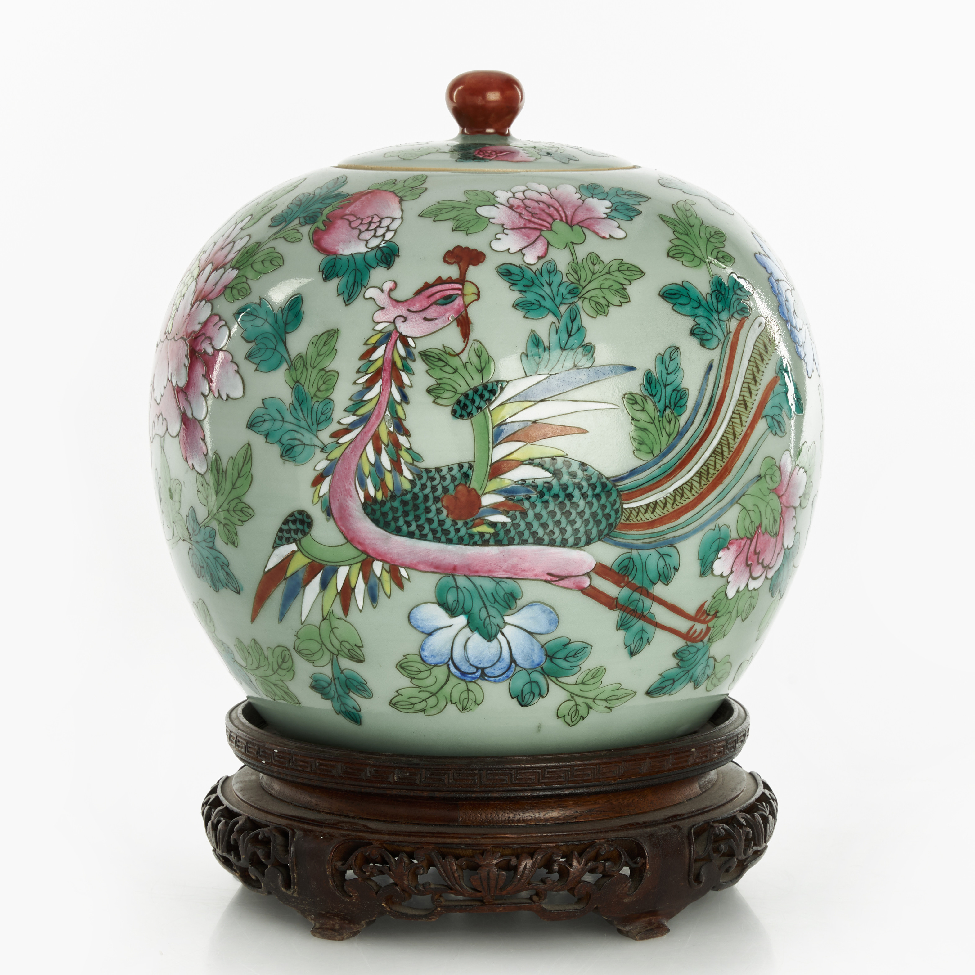 KRUKA med LOCK, porslin, Kina, riklig dekor i emaljfärger av pioner och fenixfåglar mot celadongrön fond, sen Qing, 1800-tal.