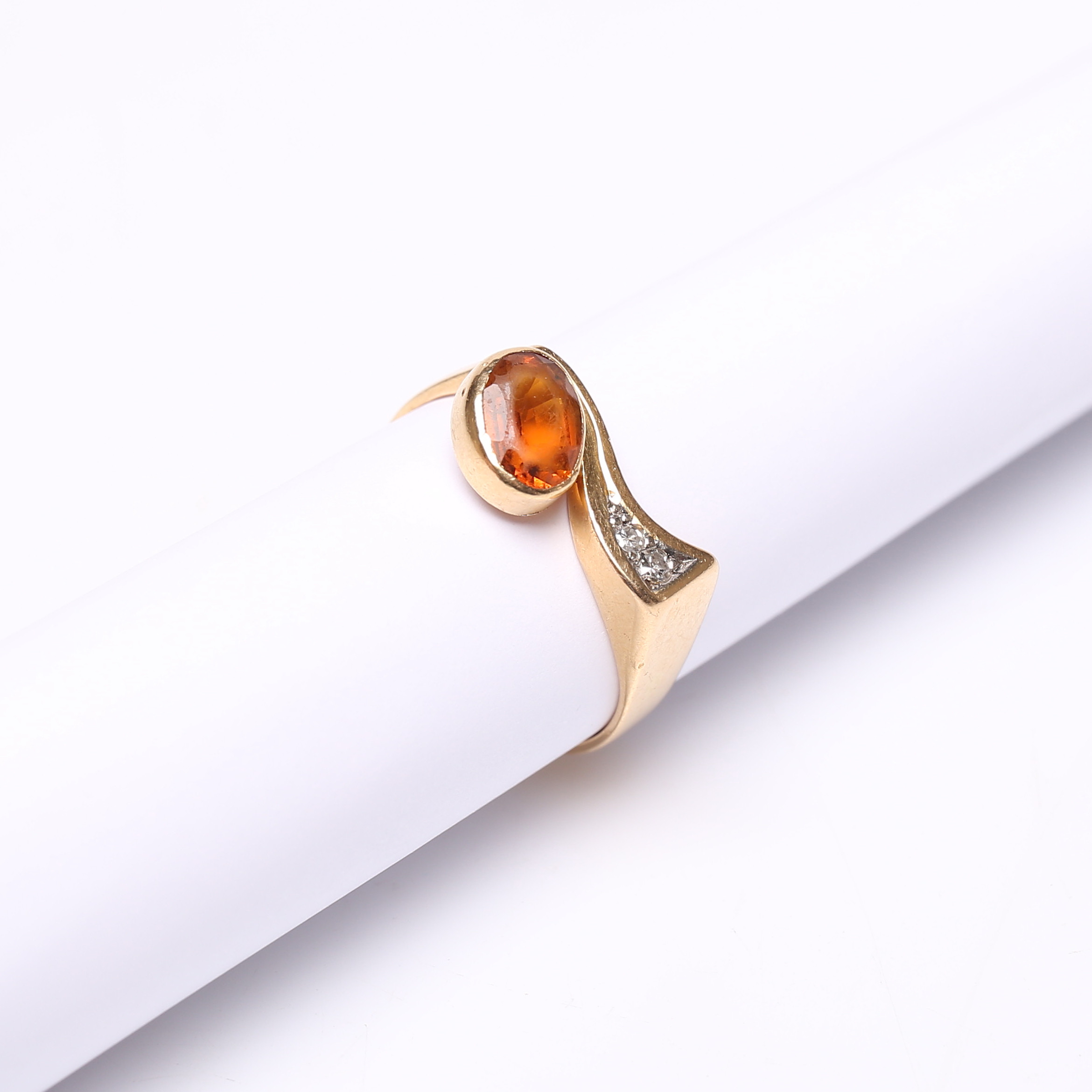 RING, med diamanter och troligen citrin, 18k, Guld, vikt cirka 3,1 gram.