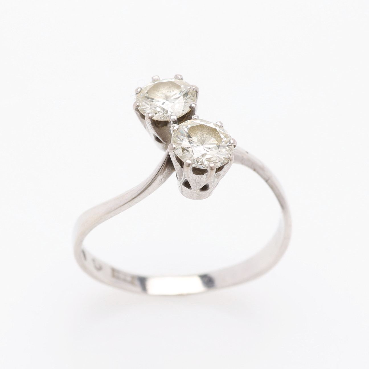 TVILLINGRING, 18K VITGULD MED TVÅ DIAMANTER OM CA TOTALT 1 CT, VIKT 2,7 GRAM.