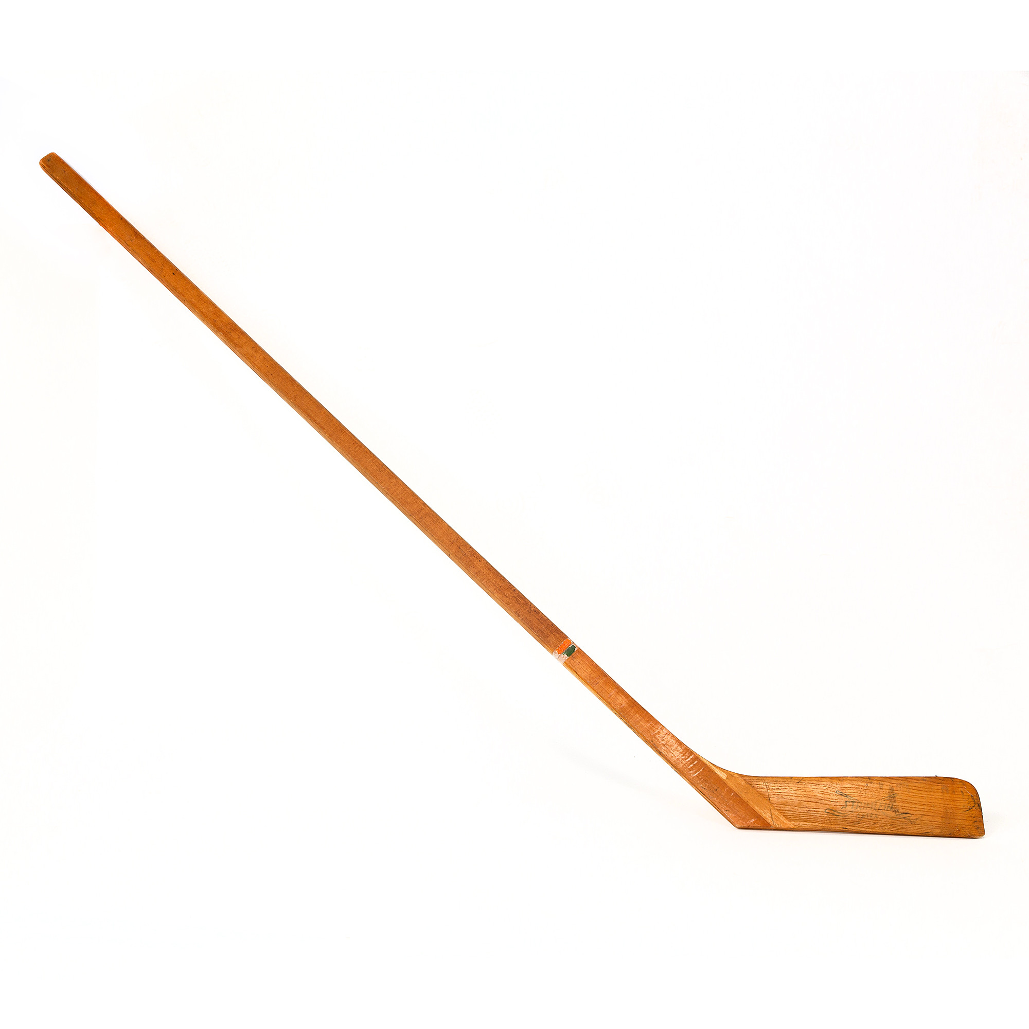 HOCKEYKLUBBA. Signerad av hela laget Edmonton Mercurys som vann OS 1952.