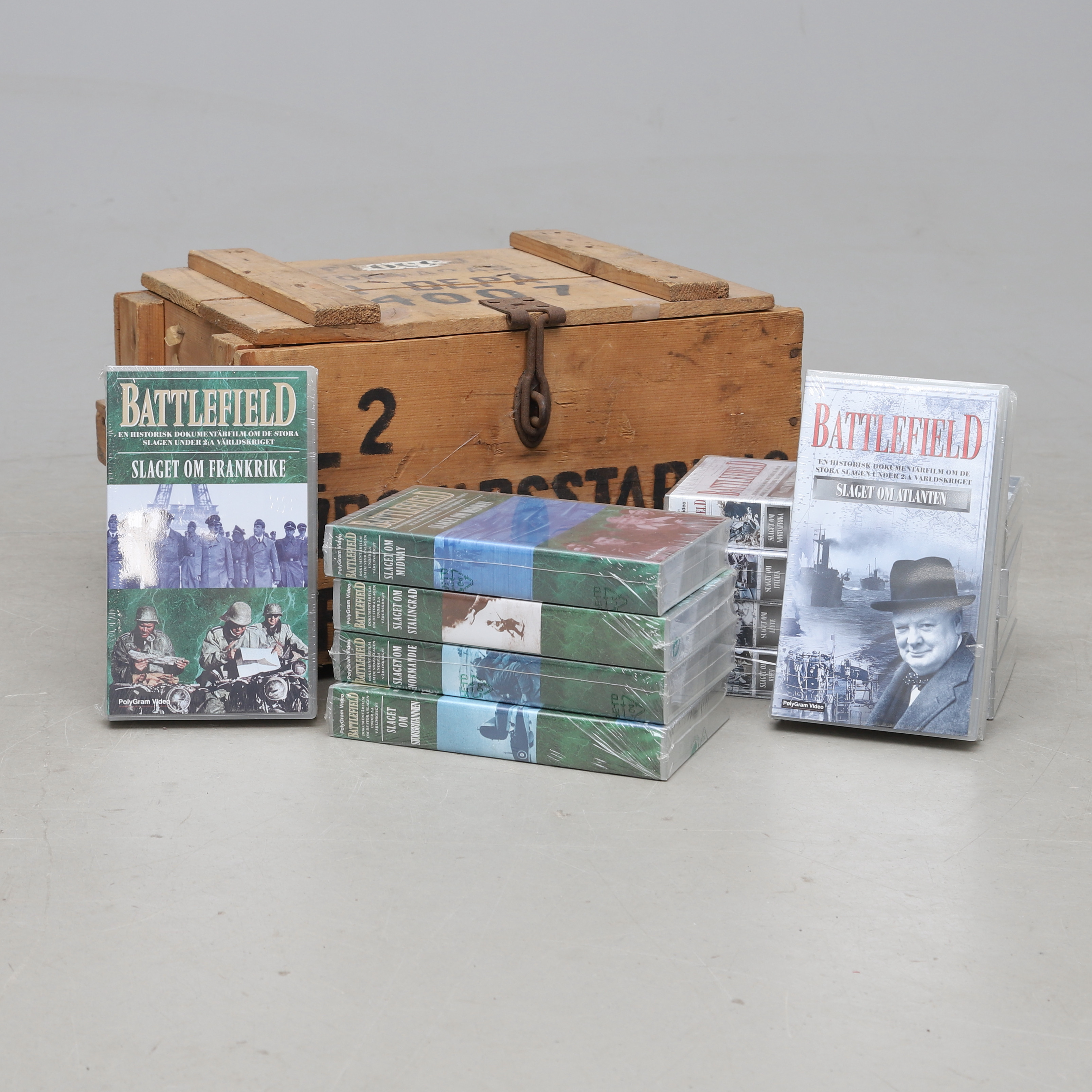 TRÄLÅDA "Försvarsstabens fältbibliotek" samt VHS, 10 st, "Battlefield".