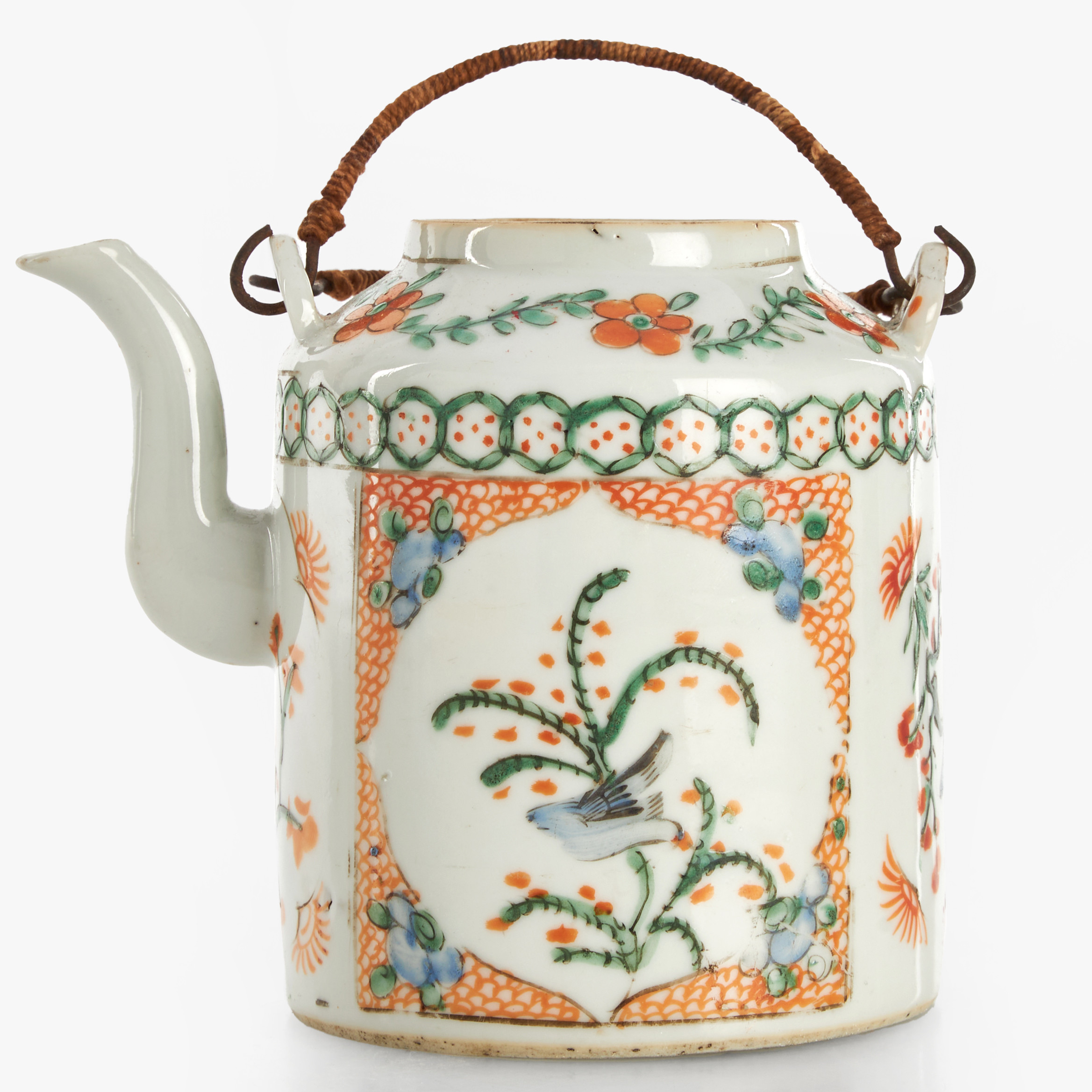 TEKANNA, porslin, Kina, dekor med emaljfärger. (lock saknas), sen Qingdynastin (1644-1912).