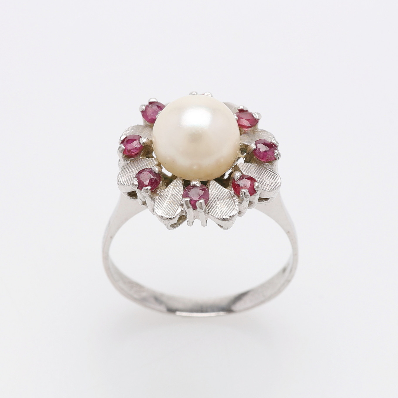 RING, STERLINGSILVER, SYNTETISKA RUBINER & ODLAD PÄRLA, TOTALT Ca. 3,3 g.