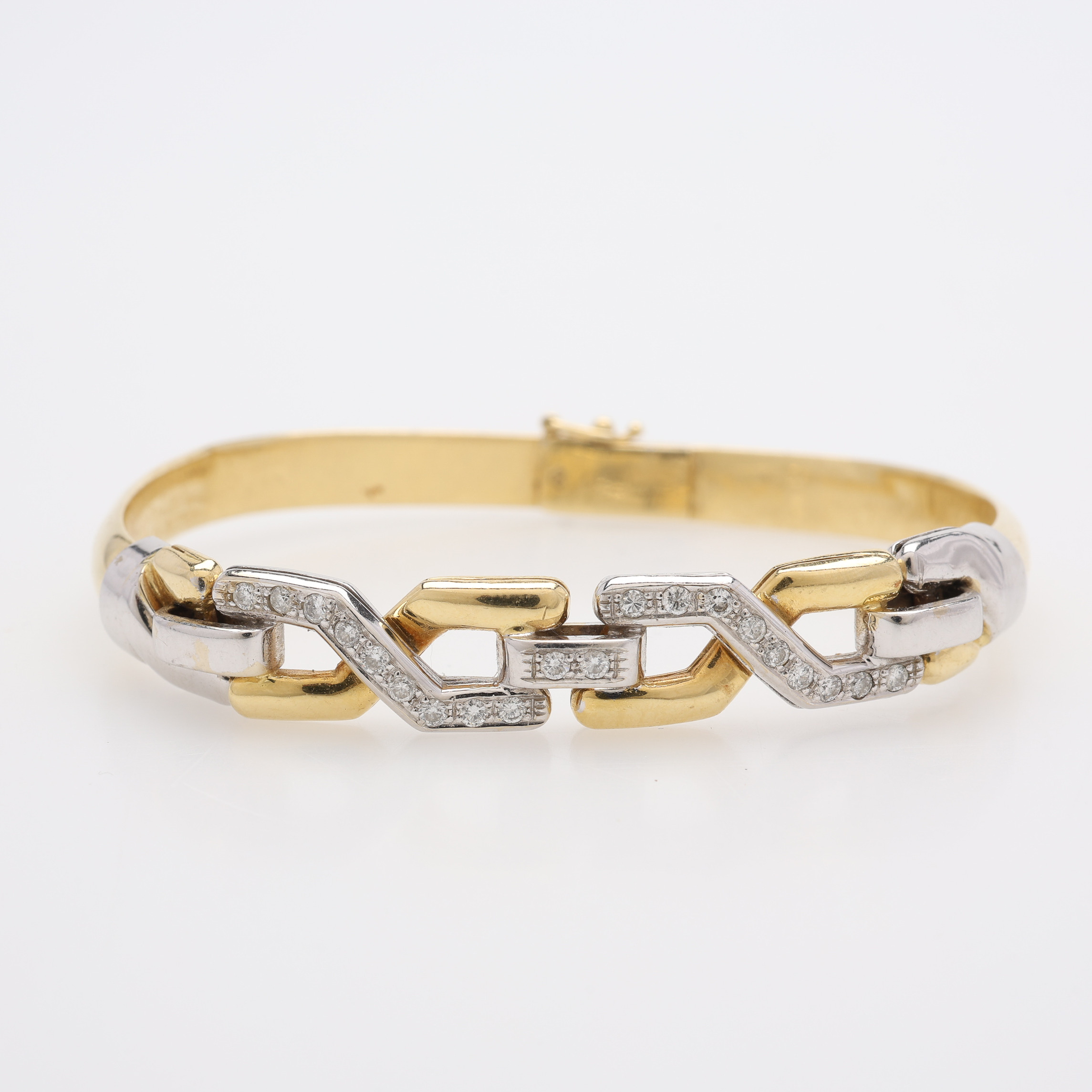 ARMRING, TVÅFÄRGAT GULD, 18K, MED SMÅ DIAMANTER, ITALIEN, TOTAL VIKT CA 19,3 GRAM.